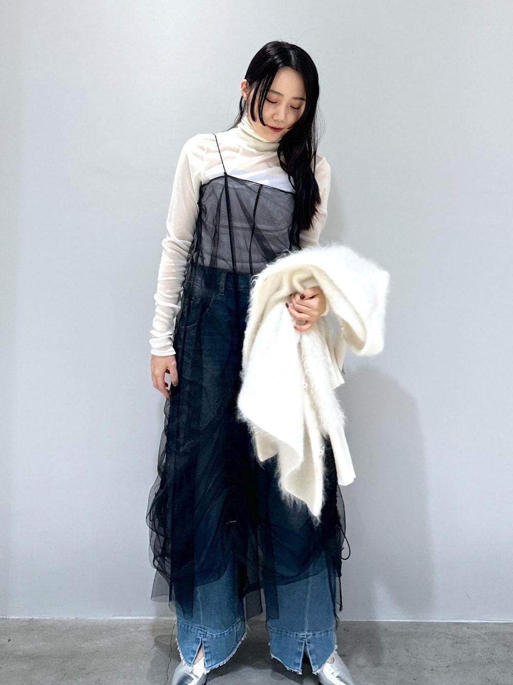 「24SS、24SS春の新作、春の新作、新作、モヘヤ、チュール、シアー、シアードレス、シアーワンピース、長さ調整可能、デニム、デニムコーデ、SNaPMeAward23w、ADAM ET ROPÉ、FEMME」｜「ADAM ET ROPE'のモヘヤカーディガン（カーディガン/ボレロ、ホワイト系）」を使った、きなさん（レディース・156cm）の冬コーディネートの1枚目の写真