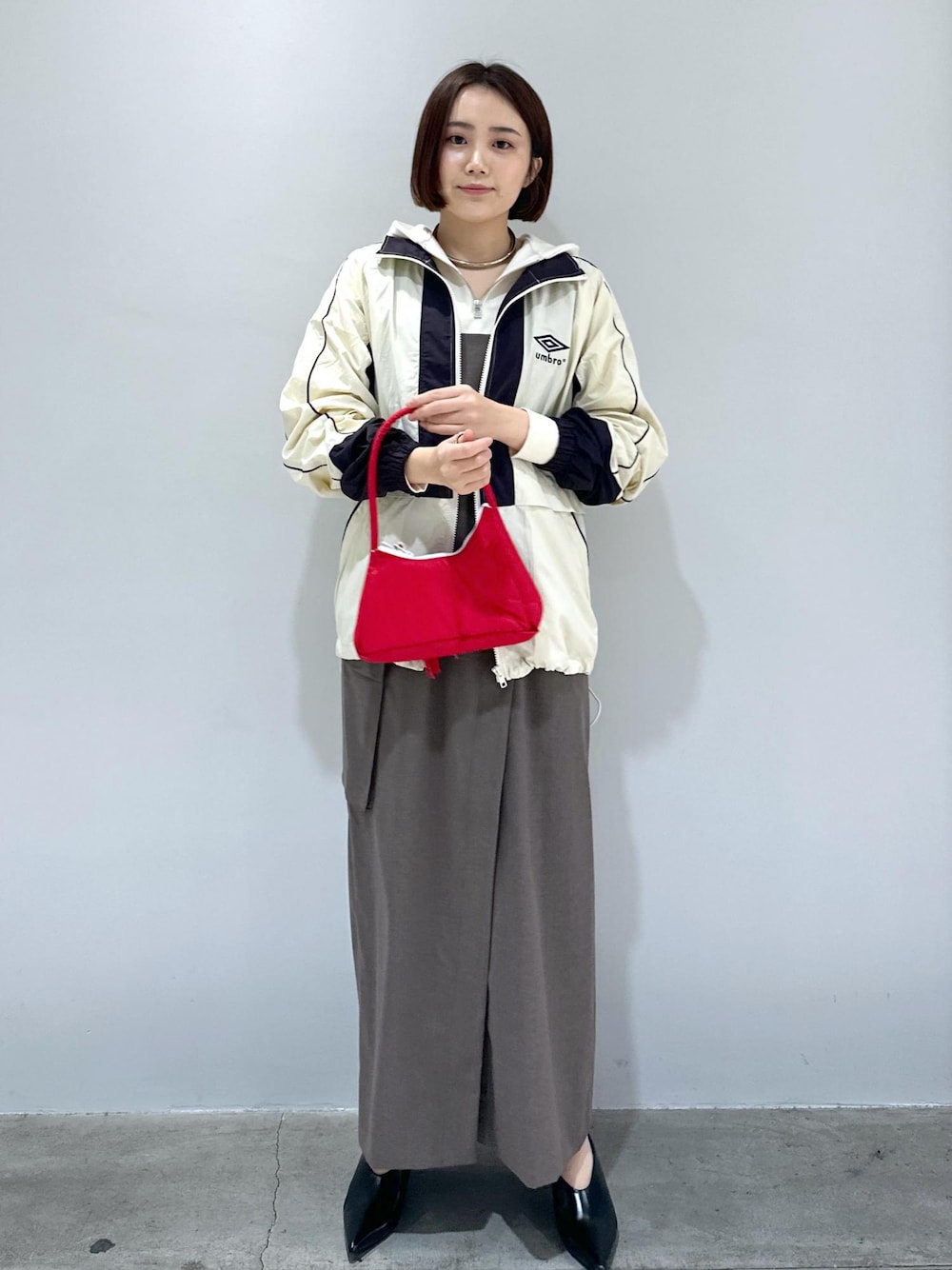 「kokyo、別注、UMBRO、バッグ、レッド、赤、差し色、ブラウン、パーカー、ショート丈、短丈、クロップド、クロップド丈、ZIP、スリット」｜「ADAM ET ROPE'のフォルムウェッジミュール（その他シューズ、ブラック系）」を使った、きなさん（レディース・156cm）の冬コーディネートの1枚目の写真