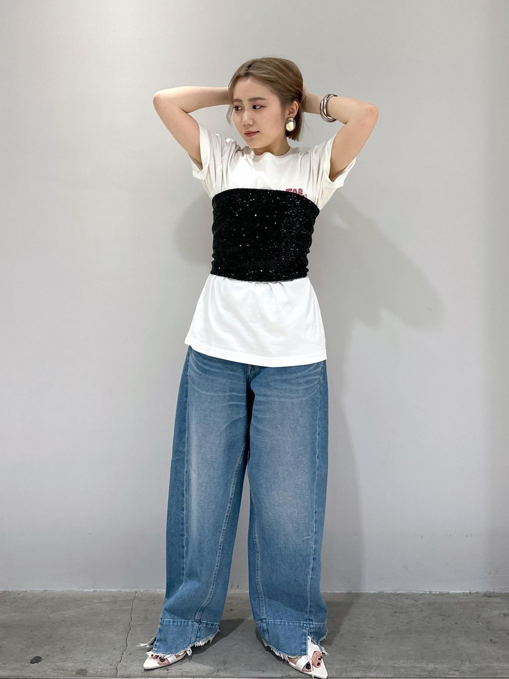 「ブルベ、ブルベ冬、ブルベ夏、春夏コーデ、レザー、サンダルコーデ、Tシャツコーデ、ビスチェ、スパンコール、シルバーアクセサリー、デニムコーデ、ブラック、ホワイト、プルオーバー、長袖」｜「blossomの【BLOSSOM for ADAM ET ROPE'】別注スパンコールビスチェ（チューブトップ、ブラック系）」を使った、きなさん（レディース・156cm）の春コーディネートの1枚目の写真
