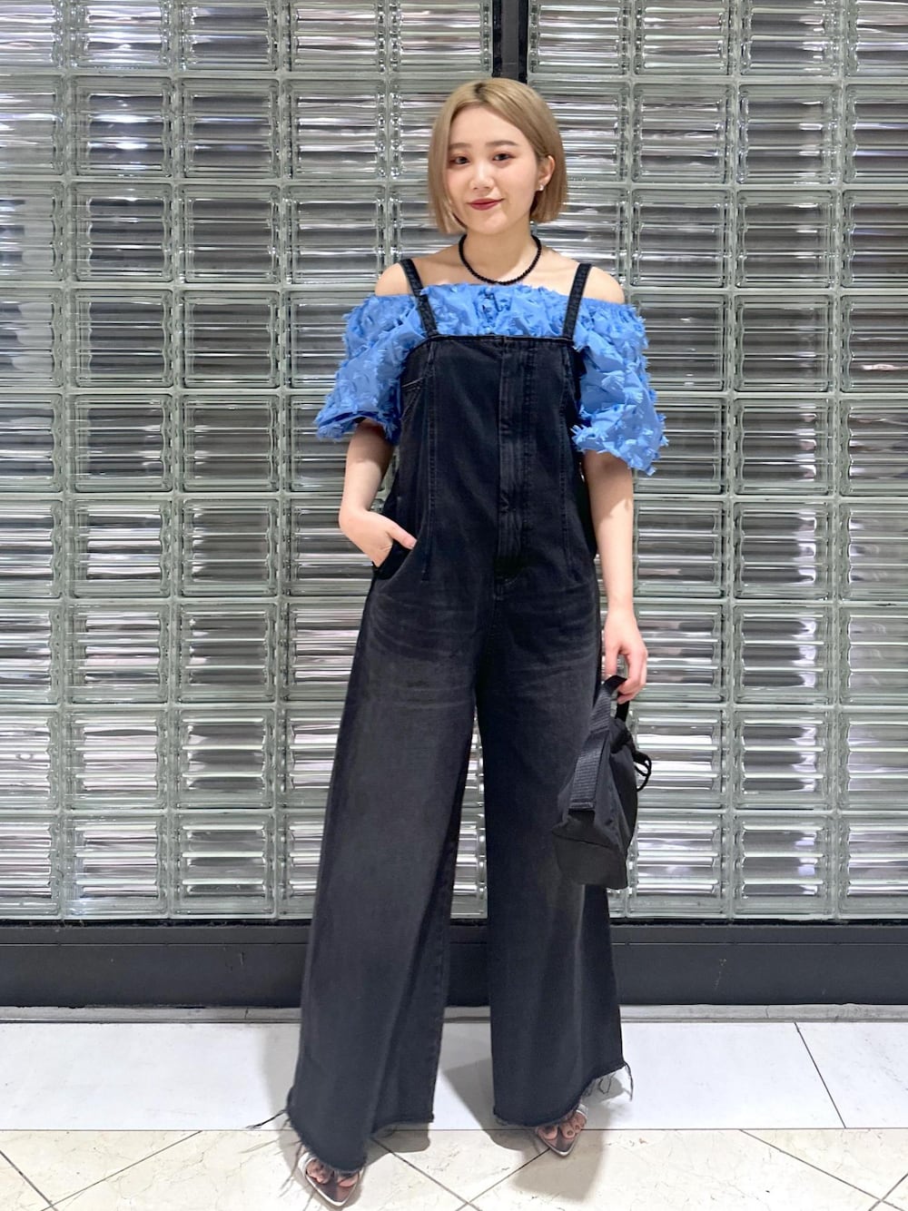 「骨格ストレート、ブルベ、ブルベ冬、ブルベ夏、シルバー、ブラック、ブルー、ブラックデニム、デニム、ロンパース、オールインワン、サロペット、調整可能、長さ調整可能、フルレングス」｜「GANNIの【GANNI(ガニー)】RECYCLED TECH POUCH（ハンドバッグ、ブラック系）」を使った、きなさん（レディース・156cm）の春コーディネートの1枚目の写真