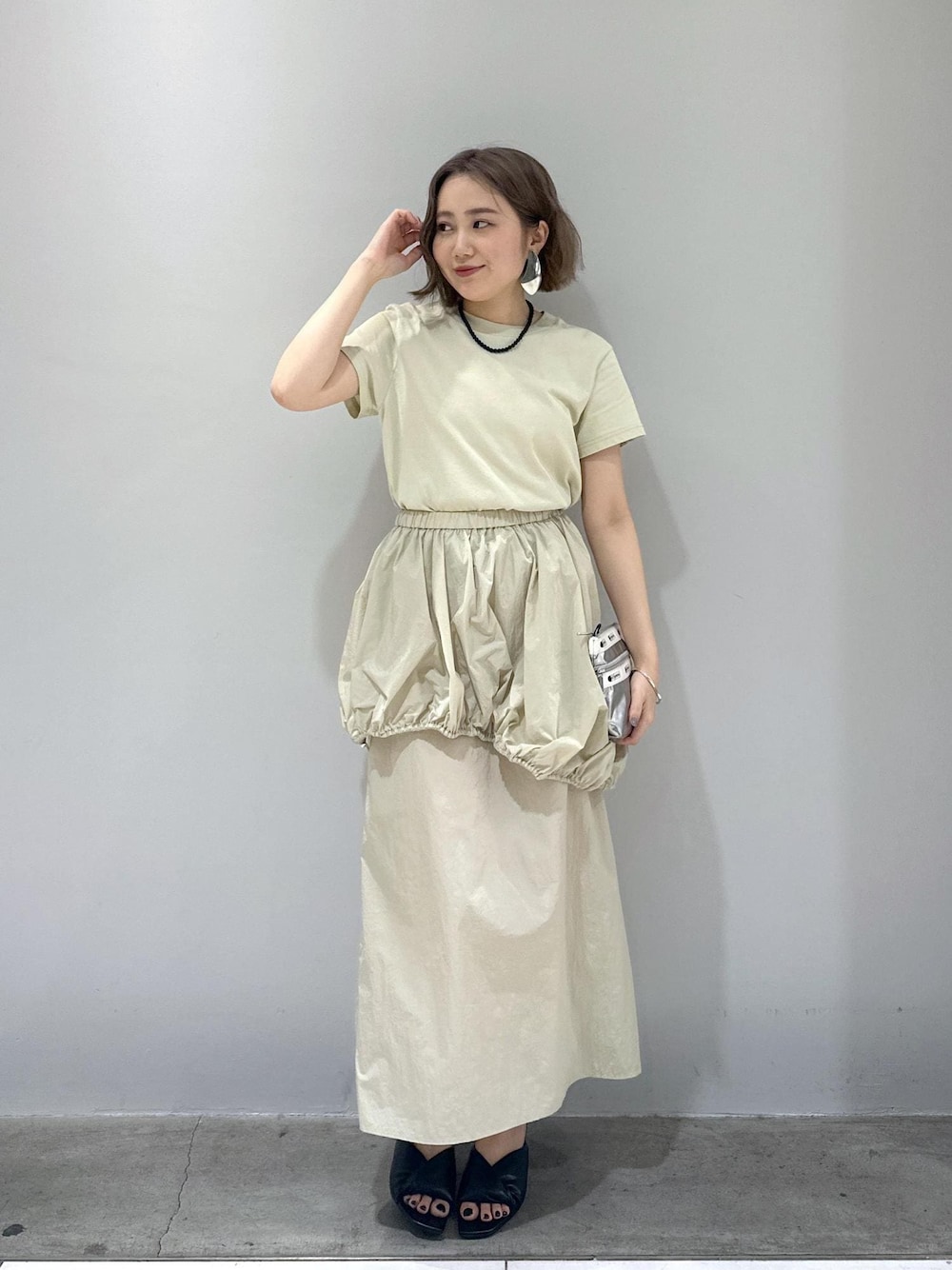 「骨格ストレート、ブルベ、ブルベ冬、ブルベ夏、シルバーバッグ、ベージュ、ワンピースコーデ、サンダルコーデ、サンダル、シルバーアクセサリー、おでかけコーデ、春夏、春夏コーデ、春コーデ、夏コーデ」｜「ADAM ET ROPE'のニュアンスオーバルバングル（バングル/リストバンド、シルバー系）」を使った、きなさん（レディース・156cm）の春コーディネートの1枚目の写真