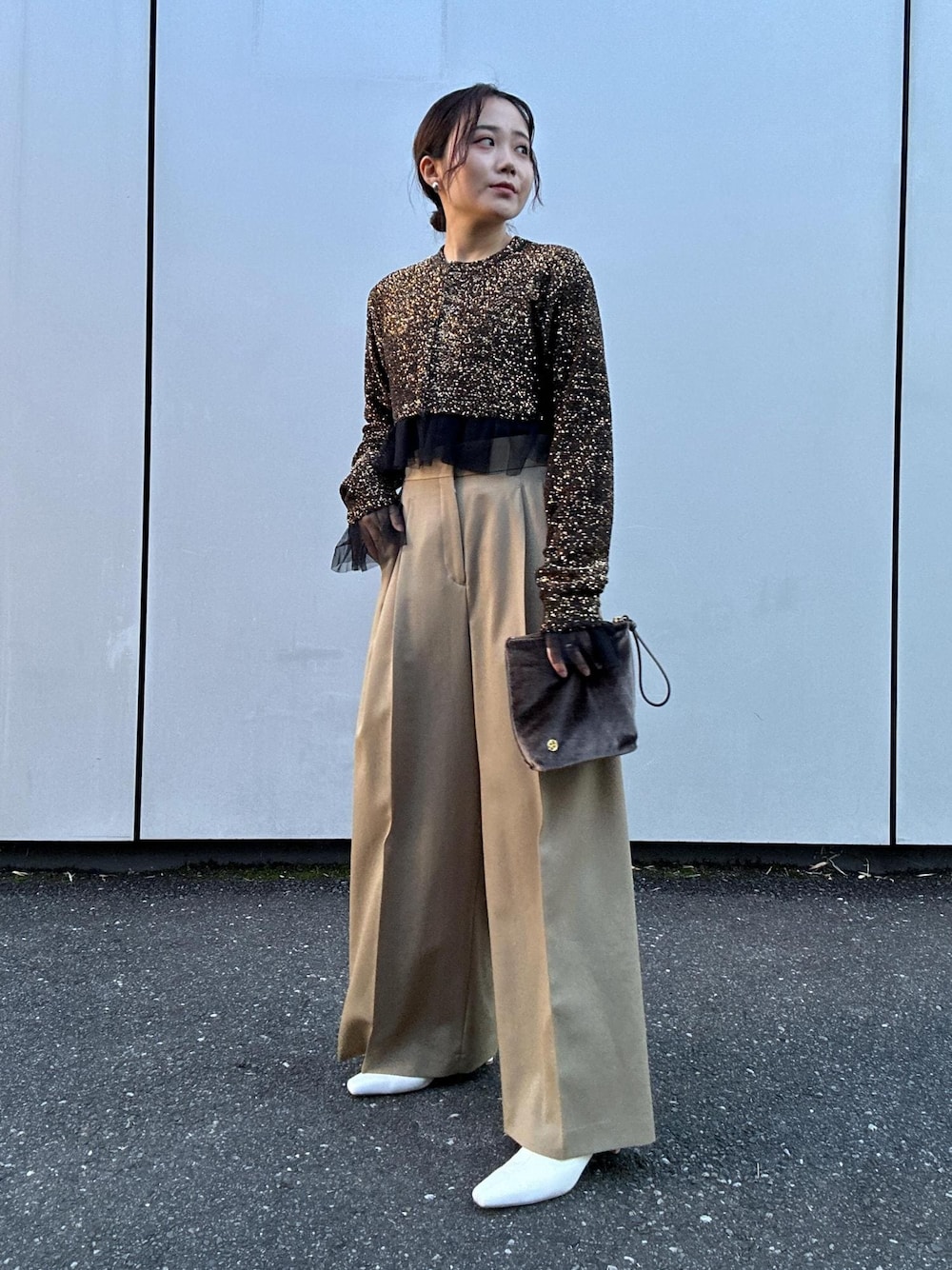 「スラックス、ベージュ、ゴールド、忘年会、新年会、新年会コーデ、忘年会コーデ、クリスマス、デート、ラメ、スパンコール、チュール、シアー、レイヤード、レイヤードコーデ」｜「ADAM ET ROPE'のMOL レザーワイドシャフトブーツ（ブーツ、ホワイト系）」を使った、きなさん（レディース・156cm）の秋コーディネートの1枚目の写真