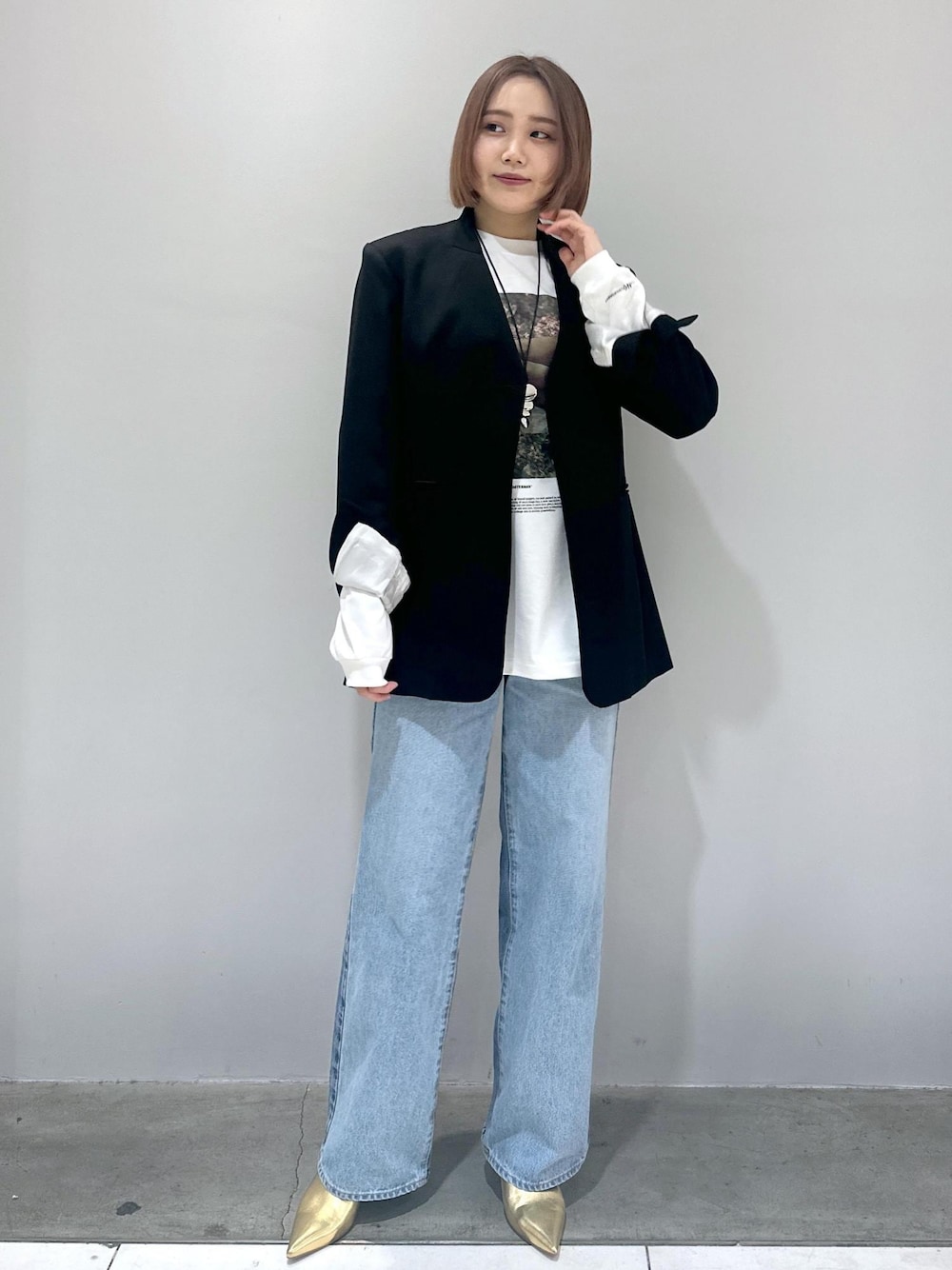 「骨格ストレート、ブルベ、ブルベふゆ、ブルベ冬、ブルベ夏、ジャケット、ジャケットコーデ、ロンT、フォト、フォトT、ロゴT、デニム、デニムコーデ、ストレート、ストレートデニム」｜「NEEDBY heritageの【NEEDBY for ADAM ET ROPE'】別注 WIDE STRAIGHT（デニムパンツ、ブルー系）」を使った、きなさん（レディース・156cm）の冬コーディネートの1枚目の写真