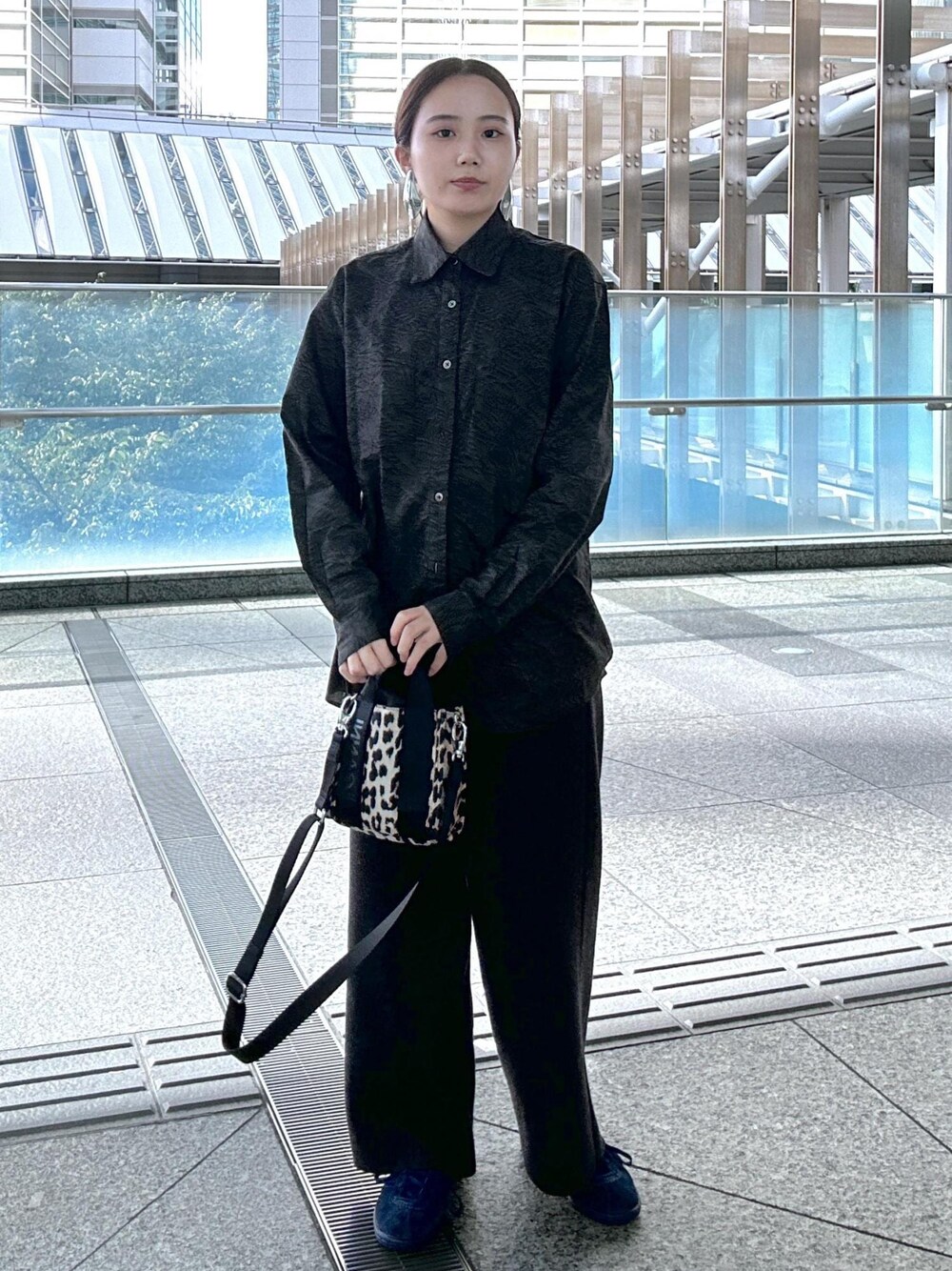 「ギフト、プレゼント、レオパード、ヒョウ柄、GANNI、ガニー、シャツコーデ、私服コーデ、出勤コーデ、ニット、ニットパンツ、ワイドパンツ、スニーカーコーデ、ニットパンツコーデ、初秋コーデ」｜「GANNIの【GANNI for ADAM ET ROPE'】Recycled tech Mini Tote（トートバッグ、ベージュ系）」を使った、きなさん（レディース・156cm）の秋コーディネートの1枚目の写真