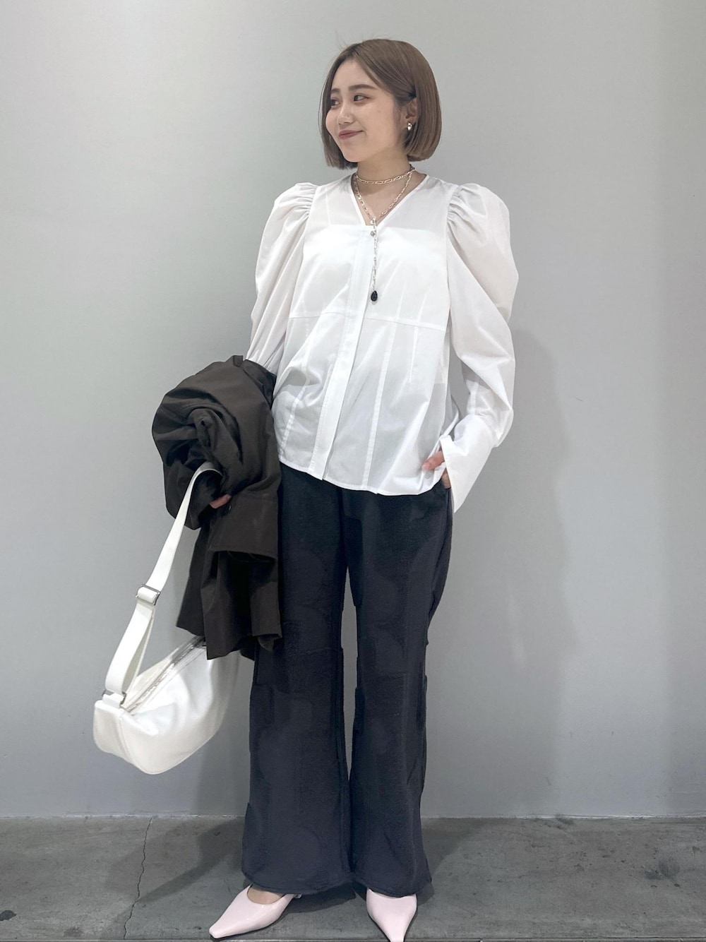 「骨スト、ブルベ、ブルベ夏、ブルベ冬、24SS、24SS春の新作、春の新作、新作、白、白ブラウス、リラックス、リラックスパンツ、ピンク、春カラー、モッズ」｜「Sisi Joiaの【Sisi Joia】Belt（ベルト、シルバー系）」を使った、きなさん（レディース・156cm）の春コーディネートの1枚目の写真