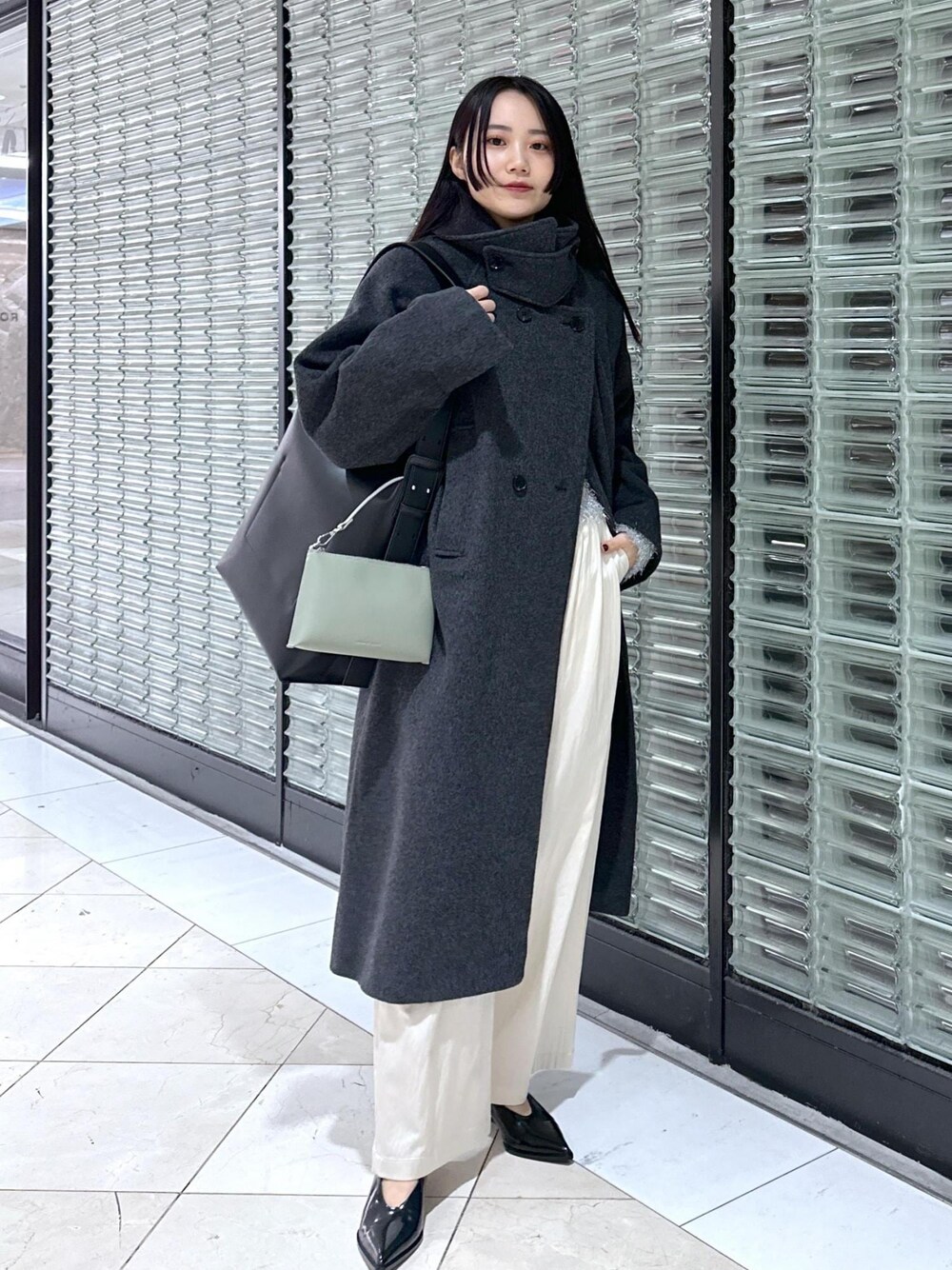 「ラメ、ニット、コート、ウールコート、Tシャツ、カットソー、サテン、パンツ、スラックス、パンプス、シルバー、ブラック、A4、A4サイズ、A4サイズ対応」｜「ADAM ET ROPE'のウールボンディングロングコート（その他アウター、グレー系）」を使った、きなさん（レディース・156cm）の冬コーディネートの1枚目の写真