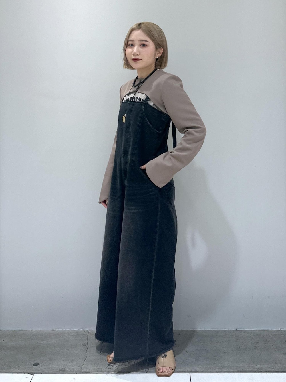 「骨格ストレート、ブルベ、ブルベ冬、ブルベ夏、デニム、ロンパース、ジャケット、ボレロ、ビーン、ビーンイヤリング、イヤリング、シルバー、シルバーアクセサリー、アクセサリー、ベージュ」｜「ADAM ET ROPE'のビーンイヤリング（イヤリング、シルバー系）」を使った、きなさん（レディース・156cm）の春コーディネートの1枚目の写真