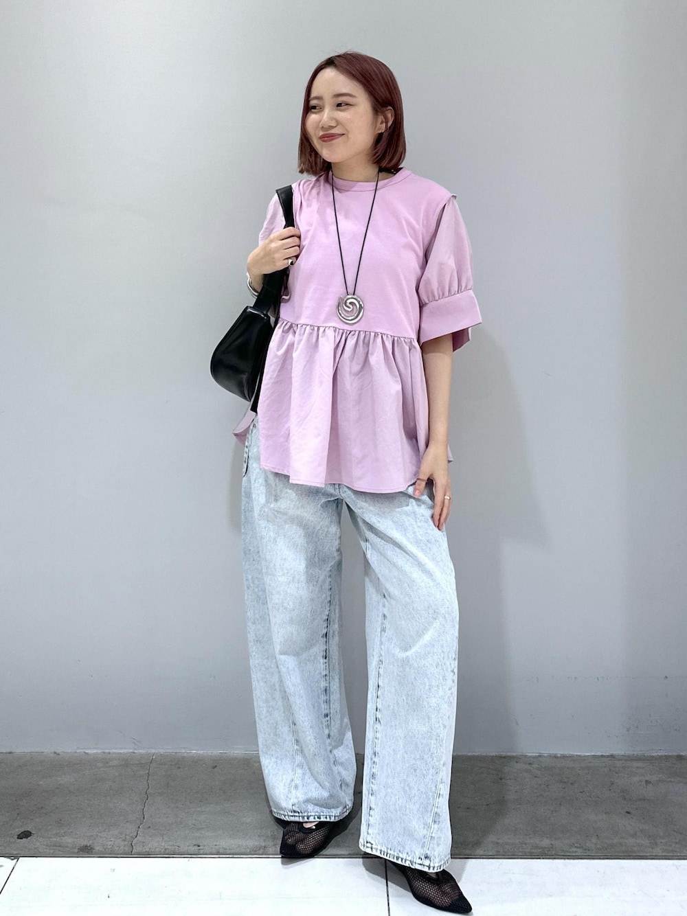 「Tシャツコーデ、デニムコーデ、メッシュ、メッシュパンプス、メリージェーン、メリージェーンパンプス、デザインTOPS、夏の快適ボトム、梅雨コーデ、梅雨、knowhow jewelry、ben amun、ブラウス、ADAM ET ROPÉ、FEMME」｜「ADAM ET ROPE'の【サステナブル】ムスビショルダーバッグ（ショルダーバッグ、ブラック系）」を使った、きなさん（レディース・156cm）の夏コーディネートの1枚目の写真
