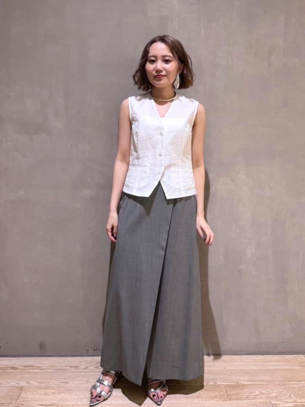 「ブルベ、骨格ストレート、ブルベ冬、ブルベ夏、シルバーアクセ、シルバー、サンダルコーデ、サンダル、チョーカー、スカート、スカートコーデ、ブラウスコーデ、ベストコーデ、きれいめ、きれいめコーデ」｜「ADAM ET ROPE'のメタルカーブチョーカー（チョーカー、シルバー系）」を使った、きなさん（レディース・156cm）の春コーディネートの1枚目の写真