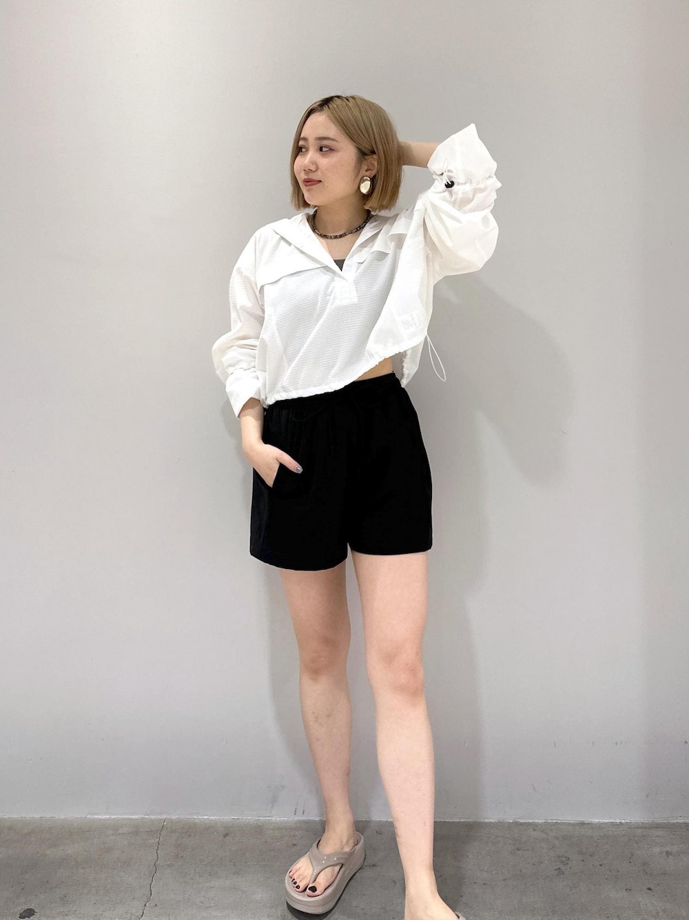 「水着、スイムウェア、キャミ、イヤリング、ショートパンツ、春夏コーデ、夏コーデ、低身長コーデ、低身長、骨格ストレート、ブルベ、ブルベ冬、夏、ホワイト、長袖」｜「Sisi Joiaの【Sisi Joia/シシジョイア】CANCALE necklace（ネックレス、ブルー系）」を使った、きなさん（レディース・156cm）の春コーディネートの1枚目の写真