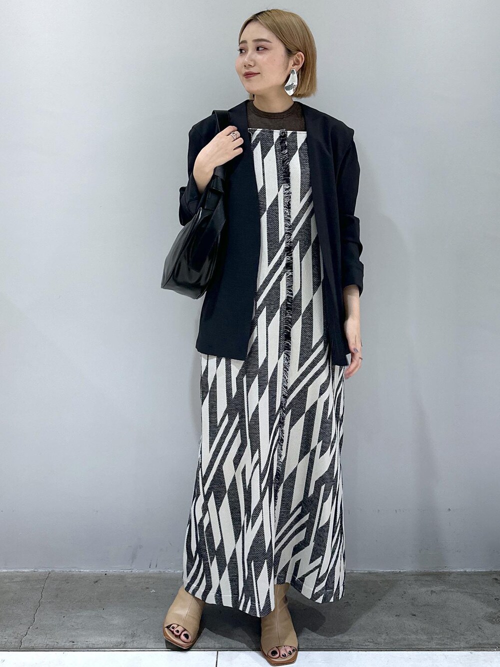 「ブルベ、ブルベ冬、ブルベ夏、24SS、新作、ジャガード、幾何学模様、ブーツサンダル、シルバー、ブラウン、グレー、オトナカジュアル、レイヤード、レイヤードスタイル、モノトーンコーデ」｜「ADAM ET ROPE'のストレッチブーツサンダル（ブーツ、ベージュ系）」を使った、きなさん（レディース・156cm）の春コーディネートの1枚目の写真