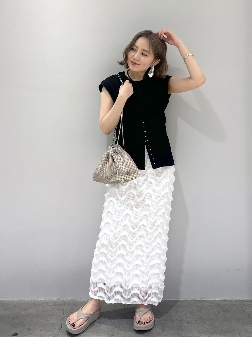 「骨格ストレート、ブルベ冬、ブルベ夏、ブルベコーデ、骨格ストレートコーデ、春夏コーデ、シルバー、ホワイト、スカートコーデ、ノースリーブ、OOFOS、サンダル、厚底、ベージュ、ブラウン」｜「ADAM ET ROPE'のニュアンスオーバルバングル（バングル/リストバンド、シルバー系）」を使った、きなさん（レディース・156cm）の春コーディネートの1枚目の写真