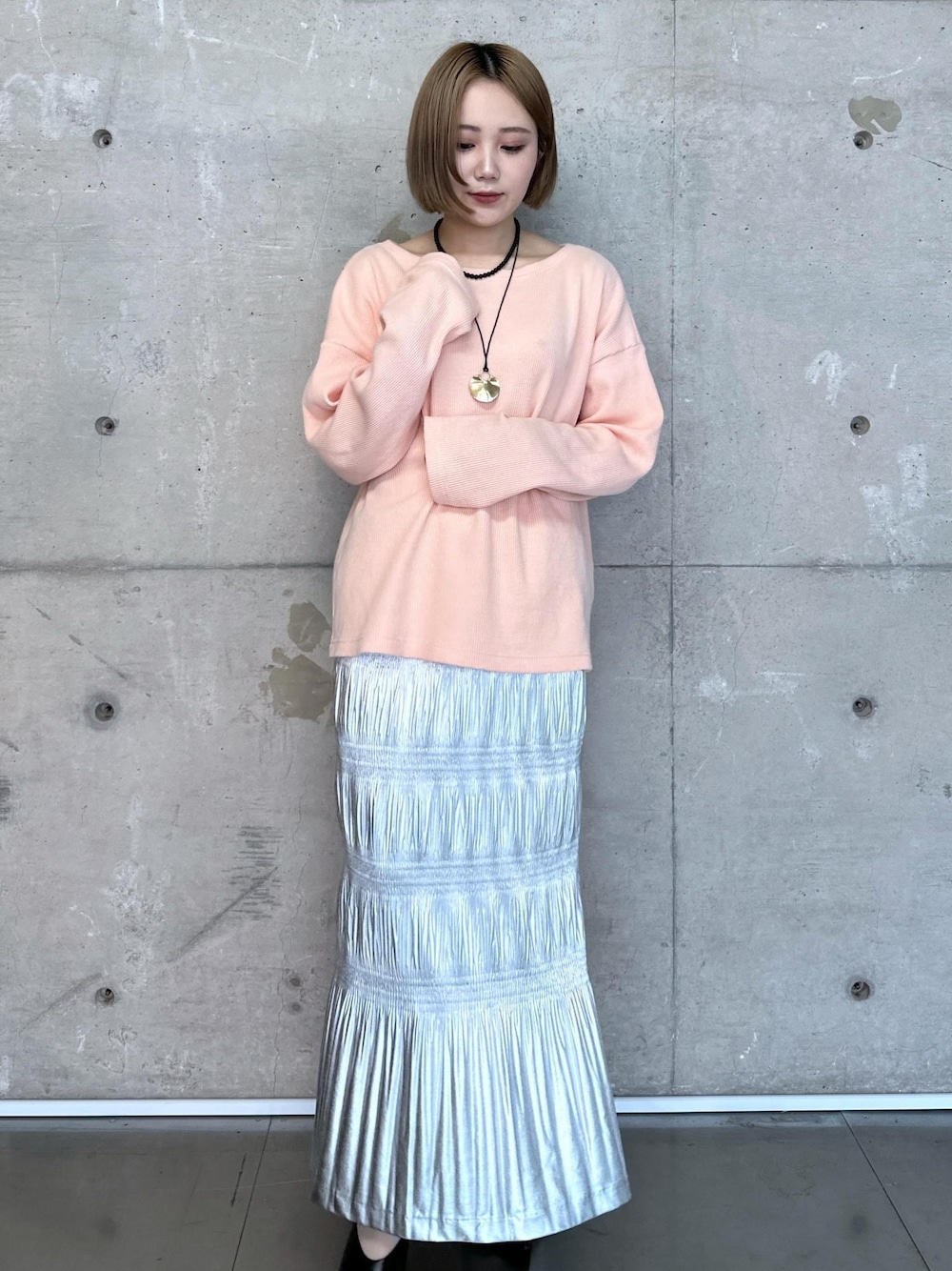 「骨格ストレート、ブルベ、ブルベ冬、ブルベ夏、レイヤード、シャーリング、プリーツ、プリーツスカート、miller、別注、シルバー、スカート、ピンク、コーラルピンク、ブラック」｜「MILLERの【Miller for ADAM ET ROPE'】別注WAFFLE L/S TEE（Tシャツ/カットソー、ピンク系）」を使った、きなさん（レディース・156cm）の春コーディネートの1枚目の写真