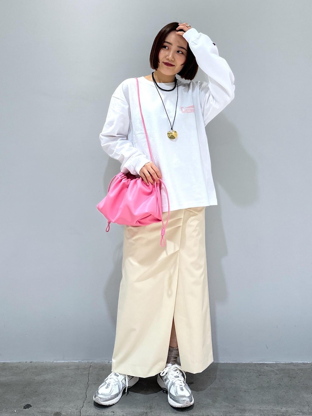 「Champion、Champion別注、別注、カットソー、ロンＴ、ギャザー、フレア、フリル、ピンク、春コーデ、春カラー、ロゴ、ロゴT、ピンクコーデ、ホワイト」｜「ADAM ET ROPE'の【サステナブル】巾着ミニショルダーバッグ（ショルダーバッグ、ピンク系）」を使った、きなさん（レディース・156cm）の冬コーディネートの1枚目の写真