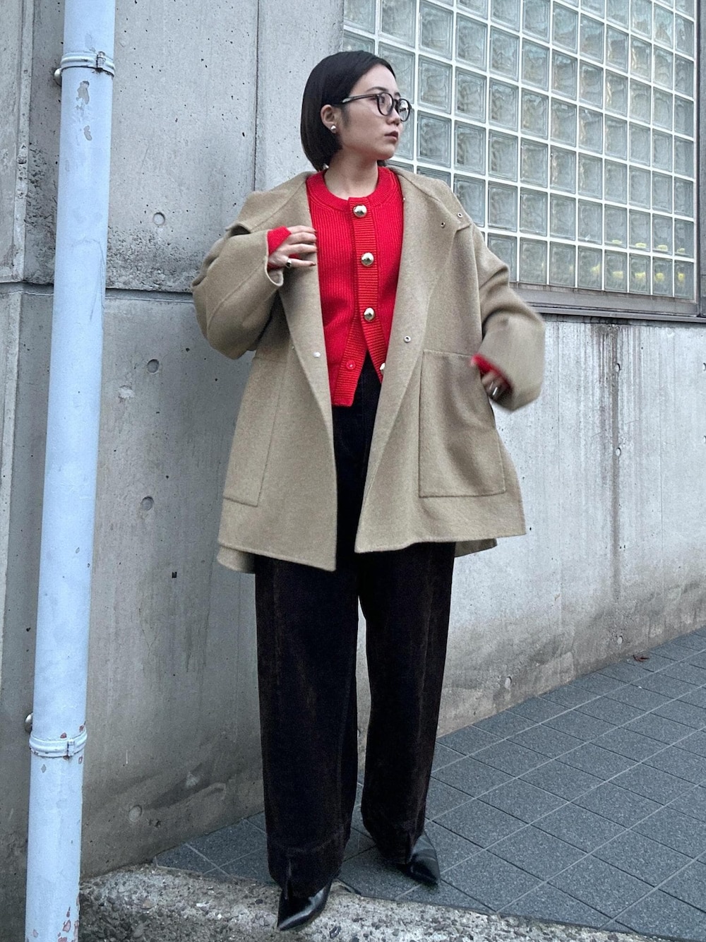 「カジュアル、金ボタン、ボタン、ニット、ランダムニット、リバー、リバーコート、ウール、ウールコート、冬、冬コート、アウター、ベージュ、レッド、赤」｜「ADAM ET ROPE'の【WEB限定】・【サステナブル】・【新色追加】BIGボタンニットカーディガン（カーディガン/ボレロ、レッド系）」を使った、きなさん（レディース・156cm）の冬コーディネートの1枚目の写真