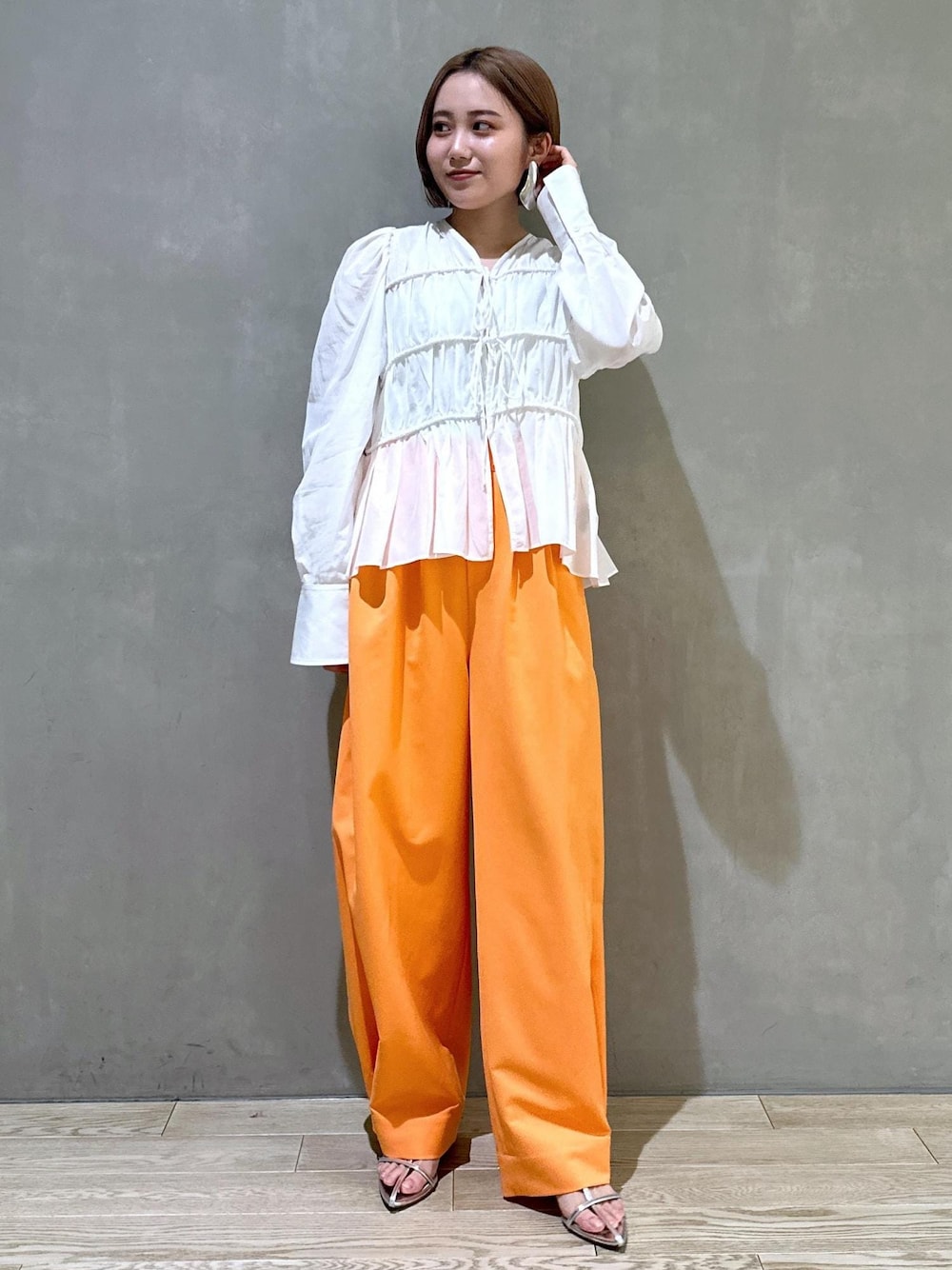 「骨格ストレート、ブルベ、ブルベ冬、ブルベ夏、オレンジ、パンツ、カラーパンツ、ワイド、コクーン、バルーン、2WAY、マルチウェイ、ブラウス、リボン、ギャザー」｜「ADAM ET ROPE'の【サステナブル】ナロークロスストラップサンダル（サンダル、シルバー系）」を使った、きなさん（レディース・156cm）の冬コーディネートの1枚目の写真