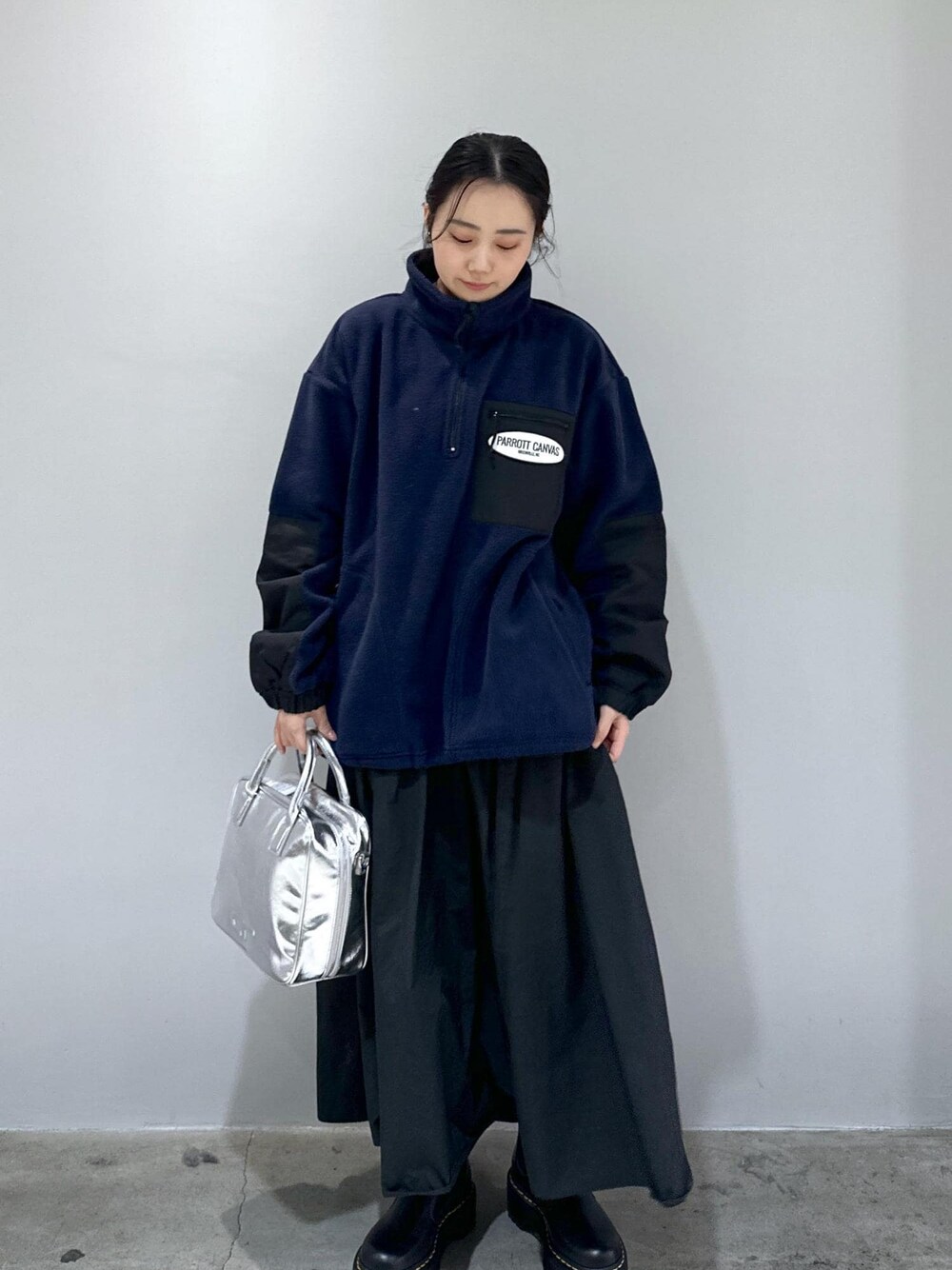 「サイドゴア、Dr.Martens、ドクターマーチン、ドクター、マーチン、ホワイト、グレー、ショルダーバッグ、ハンドバッグ、巾着、バケツバッグ、ブラック、ニット、長袖、ネイビー」｜「ADAM ET ROPE'の【サステナブル・2WAY】ロゴボストンバッグ（ボストンバッグ、シルバー系）」を使った、きなさん（レディース・156cm）の冬コーディネートの1枚目の写真