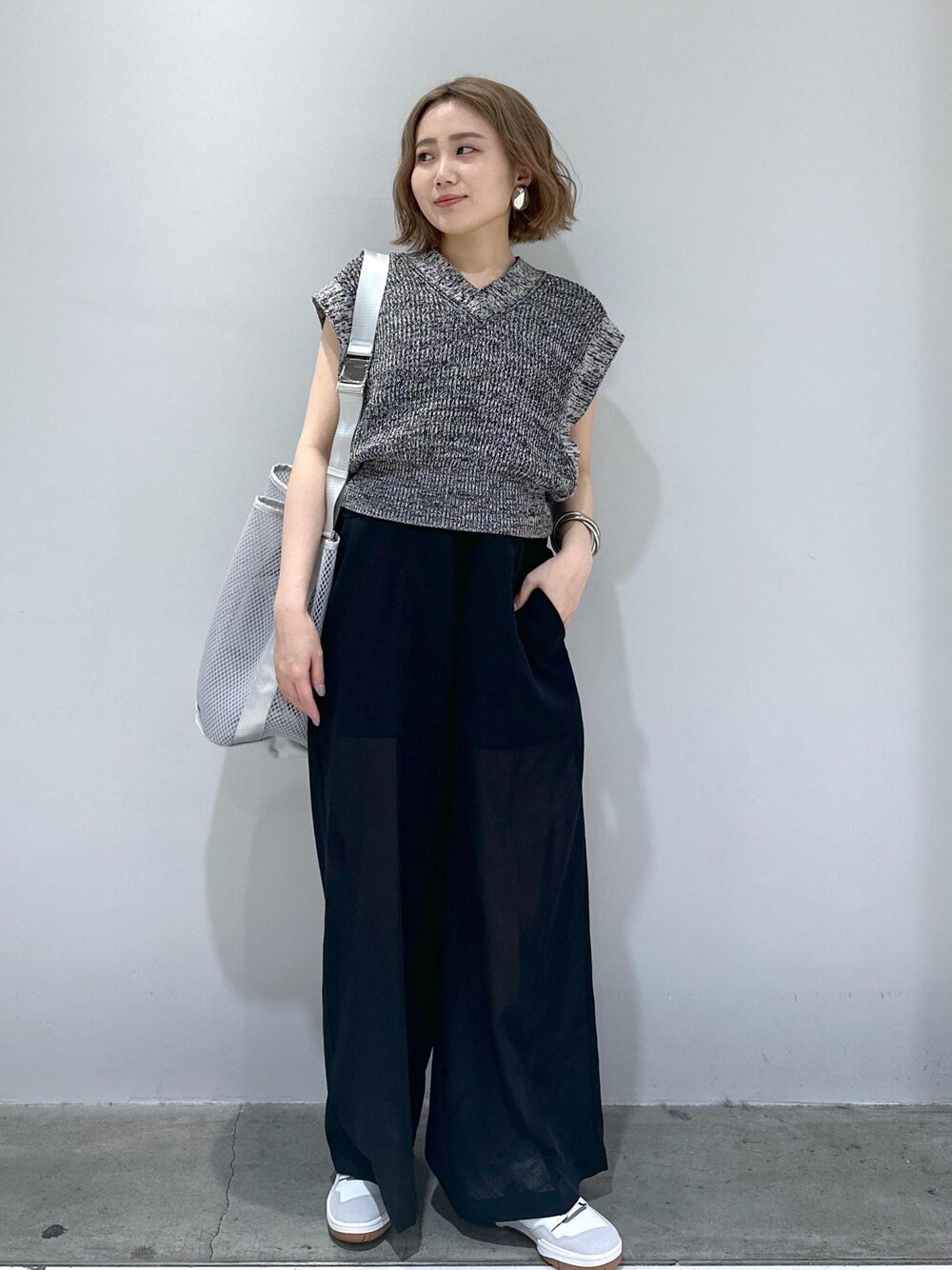「メッシュ、ベスト、ロンパース、シアー、オールインワン、オールインワンコーデ、ロンパースコーデ、ブレスレット、バングル、シルバー、シルバーイヤリング、イヤリング、シルバーアクセサリー、骨格ストレート、ブルベ」｜「ADAM ET ROPE'の【サステナブル・洗える】ペーパーヤーンミックスニットベスト（ベスト、ブラック系）」を使った、きなさん（レディース・156cm）の春コーディネートの1枚目の写真