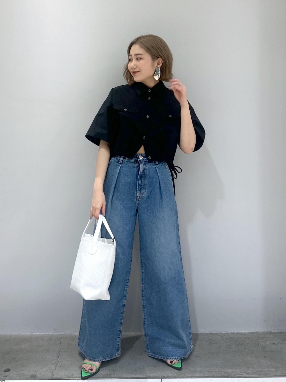 「ブルベ冬、ブルベ夏、ショート丈、クロップド、クロップド丈、デニムコーデ、デザイントップス、カラー、羽織、羽織り、ADAM ET ROPÉ、FEMME、SDGs、サステナブル、低身長」｜「NEEDBY heritageの【NEEDBY for ADAM ET ROPE'】別注WIDE DENIM（デニムパンツ、ブルー系）」を使った、きなさん（レディース・156cm）の春コーディネートの1枚目の写真