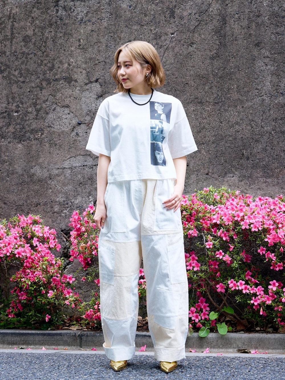 「audrey、audreyhepburn、audrey hepburn、audrey hepburn collection by jun、special2024、Tシャツコーデ、サンダルコーデ、ミュール、ヒール、ゴールド、フォト、フォトT、クロップド、クロップドT、ブルベ冬」｜「ADAM ET ROPE'のウエッジヒールストラップミュール（パンプス、ゴールド系）」を使った、きなさん（レディース・156cm）の夏コーディネートの1枚目の写真