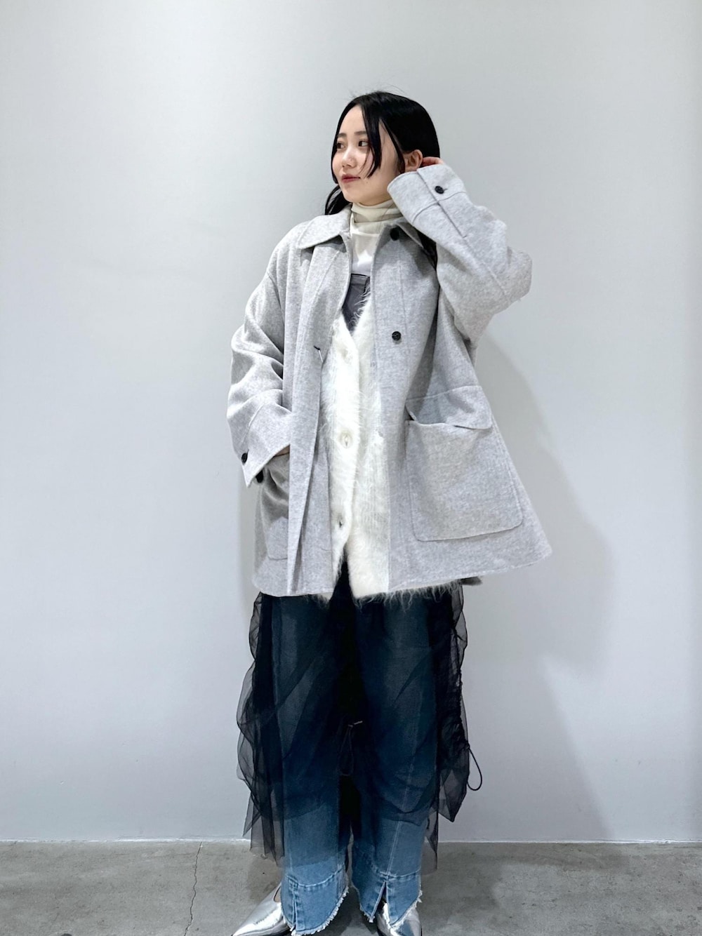 「カーディガン、モヘヤ、チュール、シアー、デニム、パンプス、コート、ジャケット、リバー、タートルネック、タートル、ラベンダー、キャミ、キャミソール、カップ付きキャミ」｜「ADAM ET ROPE'のモヘヤカーディガン（カーディガン/ボレロ、ホワイト系）」を使った、きなさん（レディース・156cm）の冬コーディネートの1枚目の写真
