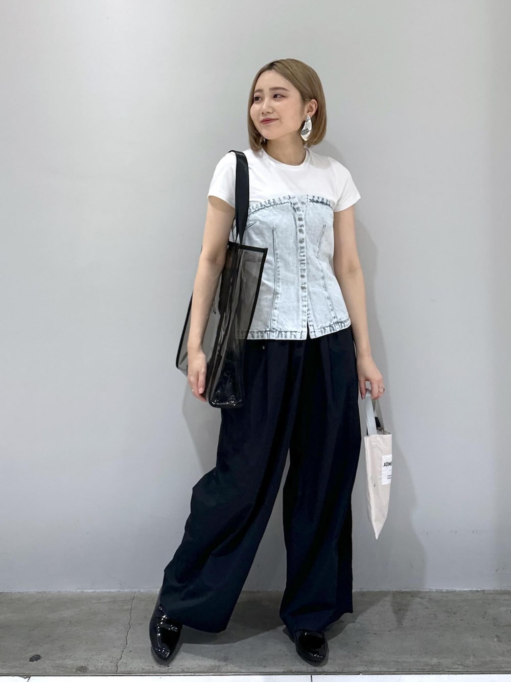 「デザインTOPS、クリアバッグ、ローファー、Tシャツ、Hanes、BIOTOP、晴雨兼用、日傘、雨傘、梅雨、梅雨コーデ、レイン、カラー、撥水、骨格ストレート」｜「ADAM ET ROPE'の【サステナブル・晴雨兼用・男女兼用・U-DAY for ADAM ET ROPE'】[ADMERP] UMBRELLA60 with tote / 折りたたみ傘（折りたたみ傘、ホワイト系）」を使った、きなさん（レディース・156cm）の夏コーディネートの1枚目の写真