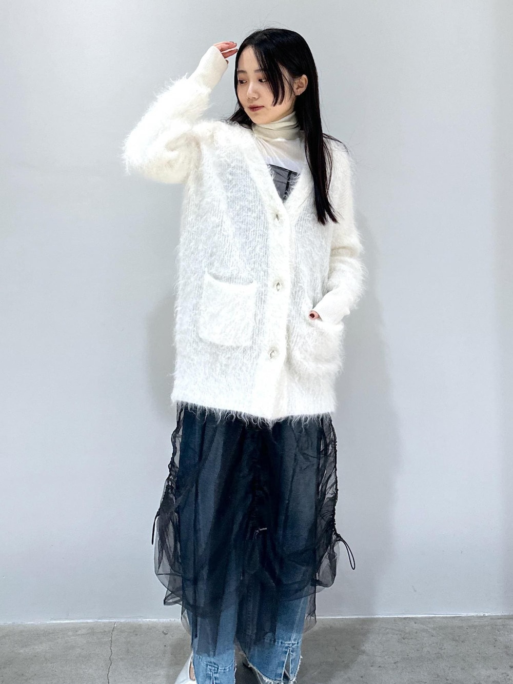 「24SS、24SS春の新作、春の新作、新作、モヘヤ、チュール、シアードレス、シアーワンピース、長さ調整可能、デニムコーデ、SNaPMeAward23w、ホワイト、ニット、Vネック、カーディガン」｜「ADAM ET ROPE'のモヘヤカーディガン（カーディガン/ボレロ、ホワイト系）」を使った、きなさん（レディース・156cm）の冬コーディネートの1枚目の写真
