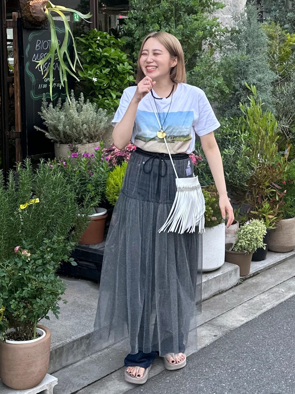 「休日コーデ、デニムコーデ、needby、tang tang、Tシャツ、Tシャツコーデ、別注、カジュアル、カジュアルコーデ、SDGs、サステナブル、低身長、骨格ストレート、ブルべ、きれいめ」｜「ADAM ET ROPE'の【TANGTANG for ADAM ET ROPE'】別注GASATANG  MINIUYUNIGT-877(THISCAROFMINE)（Tシャツ/カットソー、ホワイト系）」を使った、きなさん（レディース・156cm）の春コーディネートの1枚目の写真