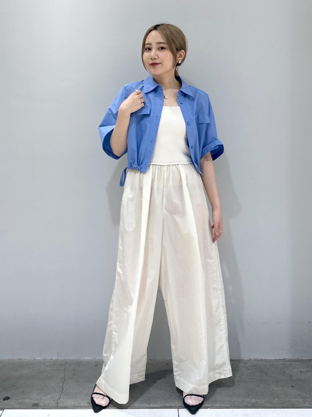 「骨格ストレート、ブルベ、ブルベ冬、ブルベ夏、梅雨、梅雨コーデ、撥水、タフタ、ロンパース、オールインワン、キャミ、キャミソール、シルバーアクセサリー、シルバー、ハート」｜「ADAM ET ROPE'のナローフラットサンダル（サンダル、ブラック系）」を使った、きなさん（レディース・156cm）の夏コーディネートの1枚目の写真