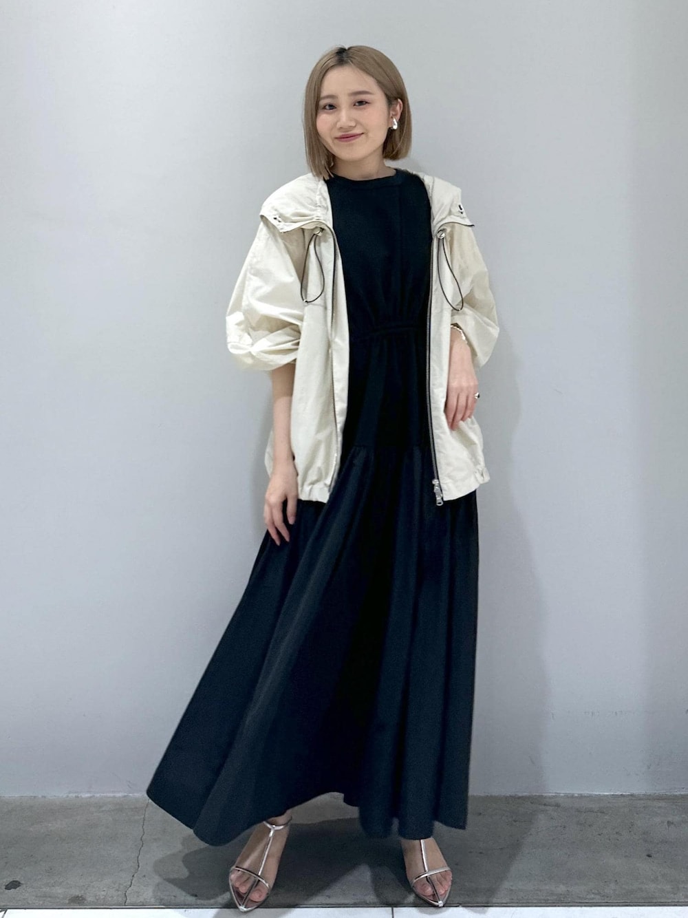 「レイン、ワンピース、軽羽織、ブルゾン、サンダル、サンダルコーデ、梅雨コーデ、メッシュバッグ、nomadis、adidas、シルバー、撥水加工、撥水」｜「NOMADISの【NOMADIS(ノマディス)】VELO MESH（ショルダーバッグ、グリーン系）」を使った、きなさん（レディース・156cm）の夏コーディネートの1枚目の写真