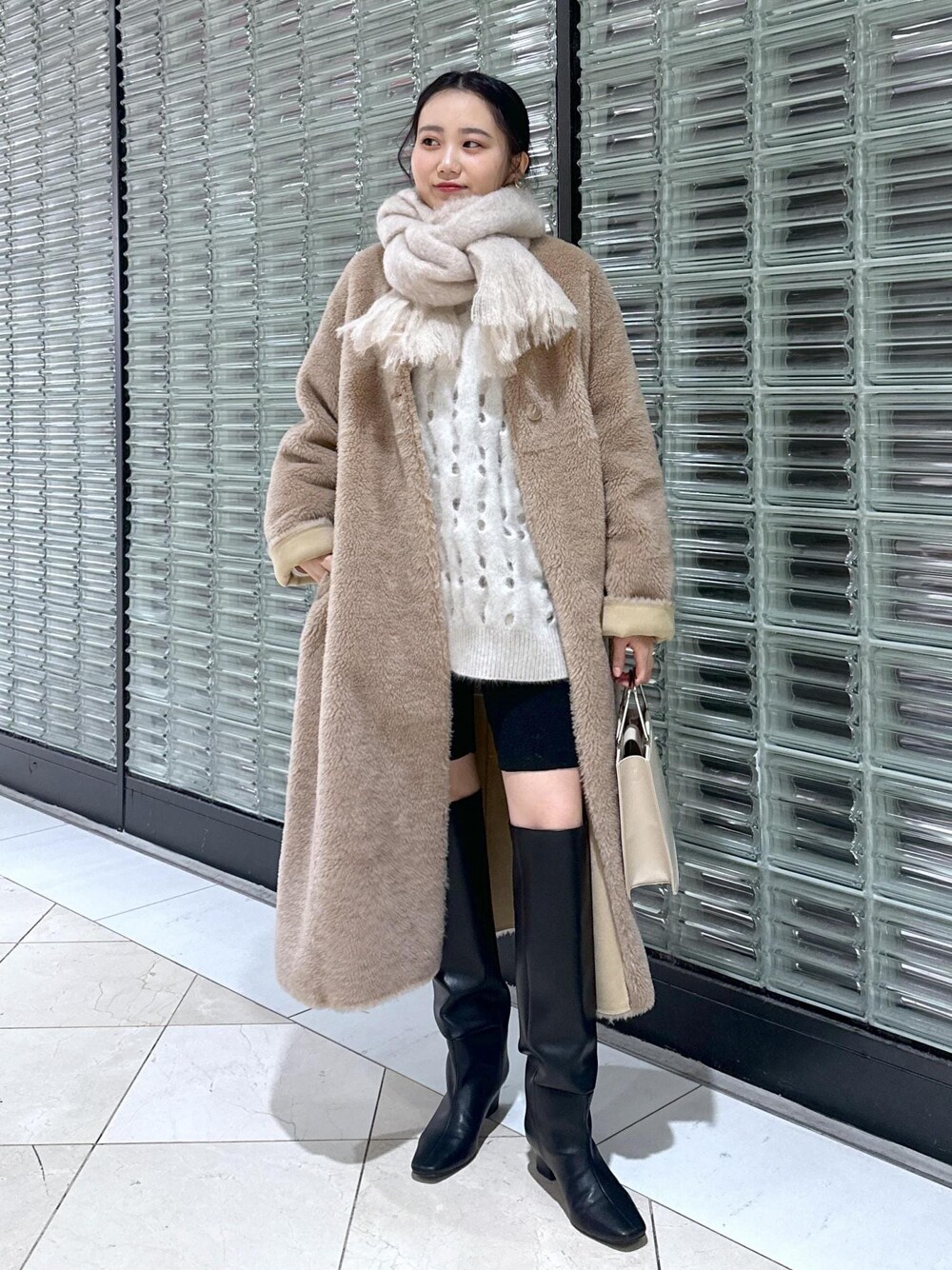 「SNaPMeAward23w、フェイク、フェイクボア、フェイクレザー、コート、ロングコート、ロングブーツ、ハーフパンツ、ニット、デート、デートコーデ、ADAM ET ROPÉ、FEMME、SDGs、サステナブル」｜「ADAM ET ROPE'の【LES BIJOUX】ニュアンスプレートピアス（ピアス（両耳用）、ゴールド系）」を使った、きなさん（レディース・156cm）の冬コーディネートの1枚目の写真