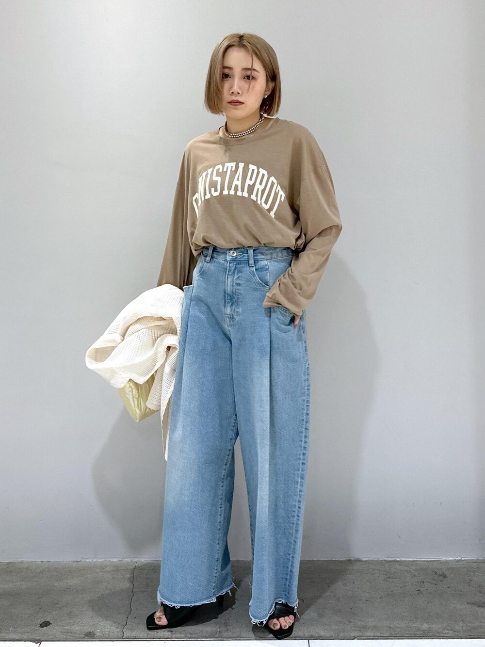 「ワイド、ワイドパンツ、ワイドデニム、骨格ストレート、ブルベ、ブルベ冬、ブルベ夏、ホワイト、ベージュ、ハンドバッグ、フリンジ、ラウンド、ショルダー、ブラウン、プルオーバー」｜「ADAM ET ROPE'のツイストパデッドミュール（サンダル、ブラック系）」を使った、きなさん（レディース・156cm）の春コーディネートの1枚目の写真