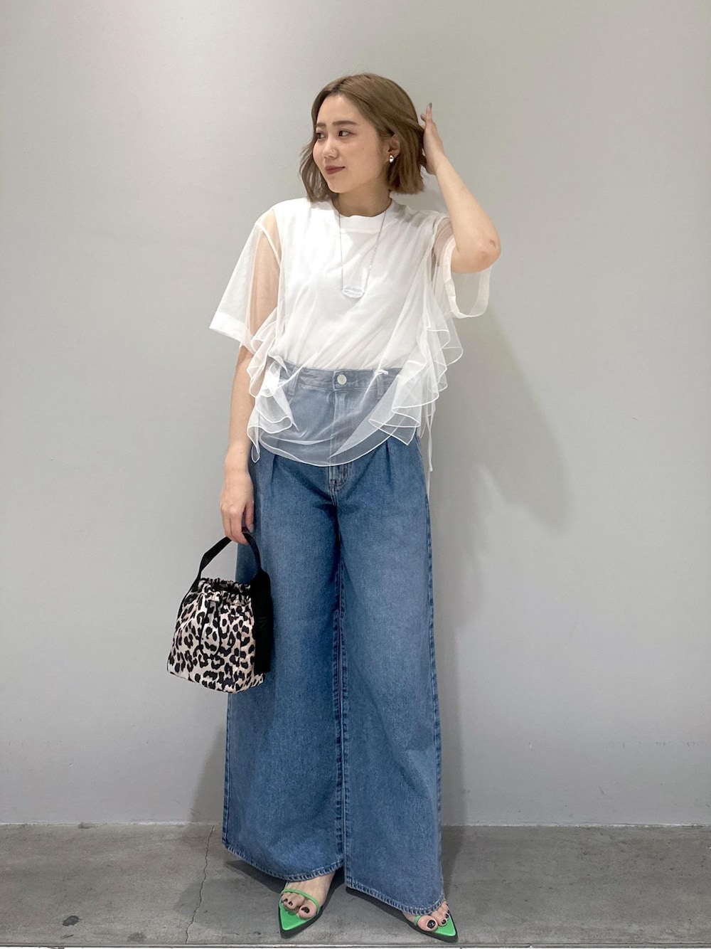 「骨格ストレート、ブルベ、ブルベ冬、ブルベ夏、チュール、シアー、シアーコーデ、GANNI、バッグ、デニムコーデ、サンダルコーデ、デニム」｜「NEEDBY heritageの【NEEDBY for ADAM ET ROPE'】別注WIDE DENIM（デニムパンツ、ブルー系）」を使った、きなさん（レディース・156cm）の春コーディネートの1枚目の写真