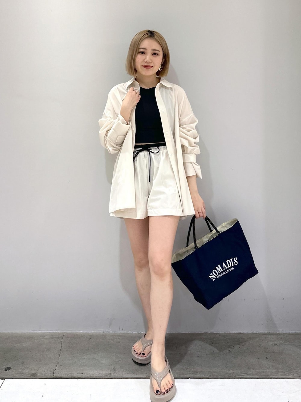 「シャツコーデ、ブルベ、ブルベ冬、ブルベ夏、水着、ラッシュガード、スイムウェア、OOFOS、NOMADIS、イヤリング、シルバーアクセサリー、サンダルコーデ、2024別注ITEM、トートバッグ、ホワイト」｜「NOMADISの【NOMADIS  for ADAM ET ROPE'】別注 SAC2 W TOTE BAG（トートバッグ、ブルー系）」を使った、きなさん（レディース・156cm）の春コーディネートの1枚目の写真