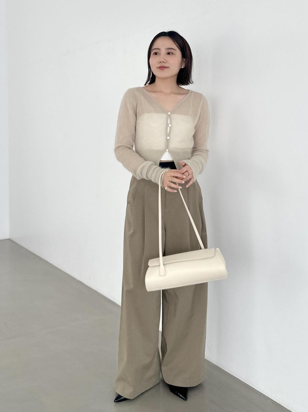 「24aw_style、ホワイト、ミニ、チェーン、チェーンバッグ、ベージュ、プルオーバー、ニット、長袖、カットソー、Vネック、リブ、ラウンドネック、リブニット、アイボリー」｜「ADAM ET ROPE'のバンドゥー（チューブトップ、ホワイト系）」を使った、きなさん（レディース・156cm）の夏コーディネートの1枚目の写真