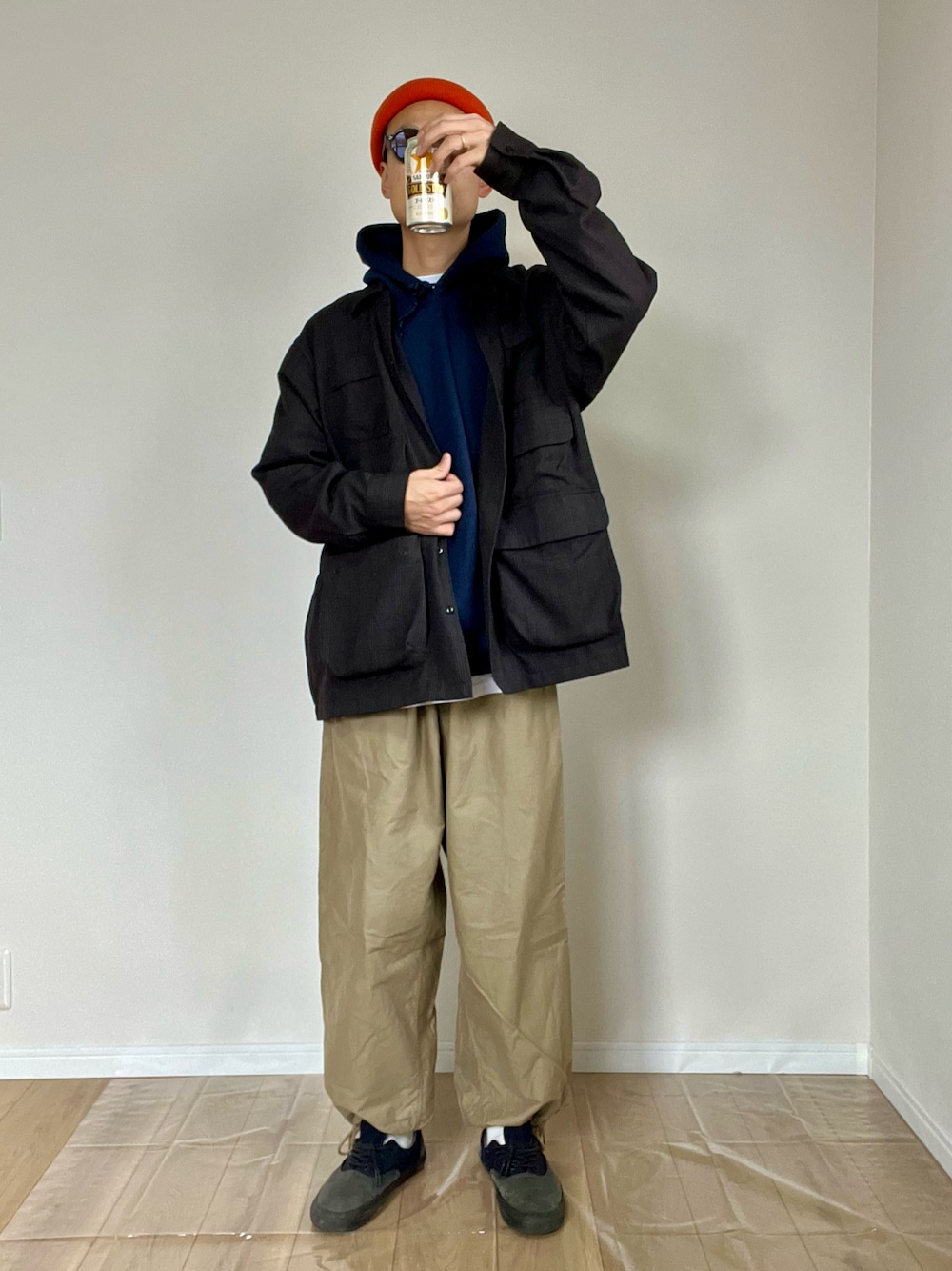 「ファッションを楽しもう、オトナカジュアル、今日のコーデ、休日コーデ、オーバーサイズ、ワイドパンツ、レイヤードスタイル、レイヤード、ストリート、ストリートコーデ、スニーカー、チェックシャツ、ニット帽、キャップ、ストリートMIX」｜「NANO universeのLB.03/バックサテンイージーワイドパンツ（その他パンツ、ベージュ系）」を使った、pyama13さん（メンズ・175cm）の秋コーディネートの1枚目の写真