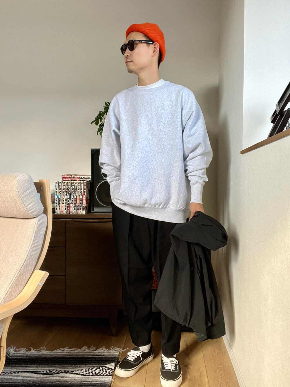 「ファッションを楽しもう、休日スタイル、スニーカー、スラックス、シンプル、スウェット、スウェットコーデ、今日のコーデ、古着、古着MIX、ストリートMIX、シンプルスタイル、サングラス、ニット帽、キャップ」｜「VANSの＜VANS＞ オーセンティック 44 DX/スニーカー（スニーカー、ブラック系）」を使った、pyama13さん（メンズ・175cm）の秋コーディネートの1枚目の写真