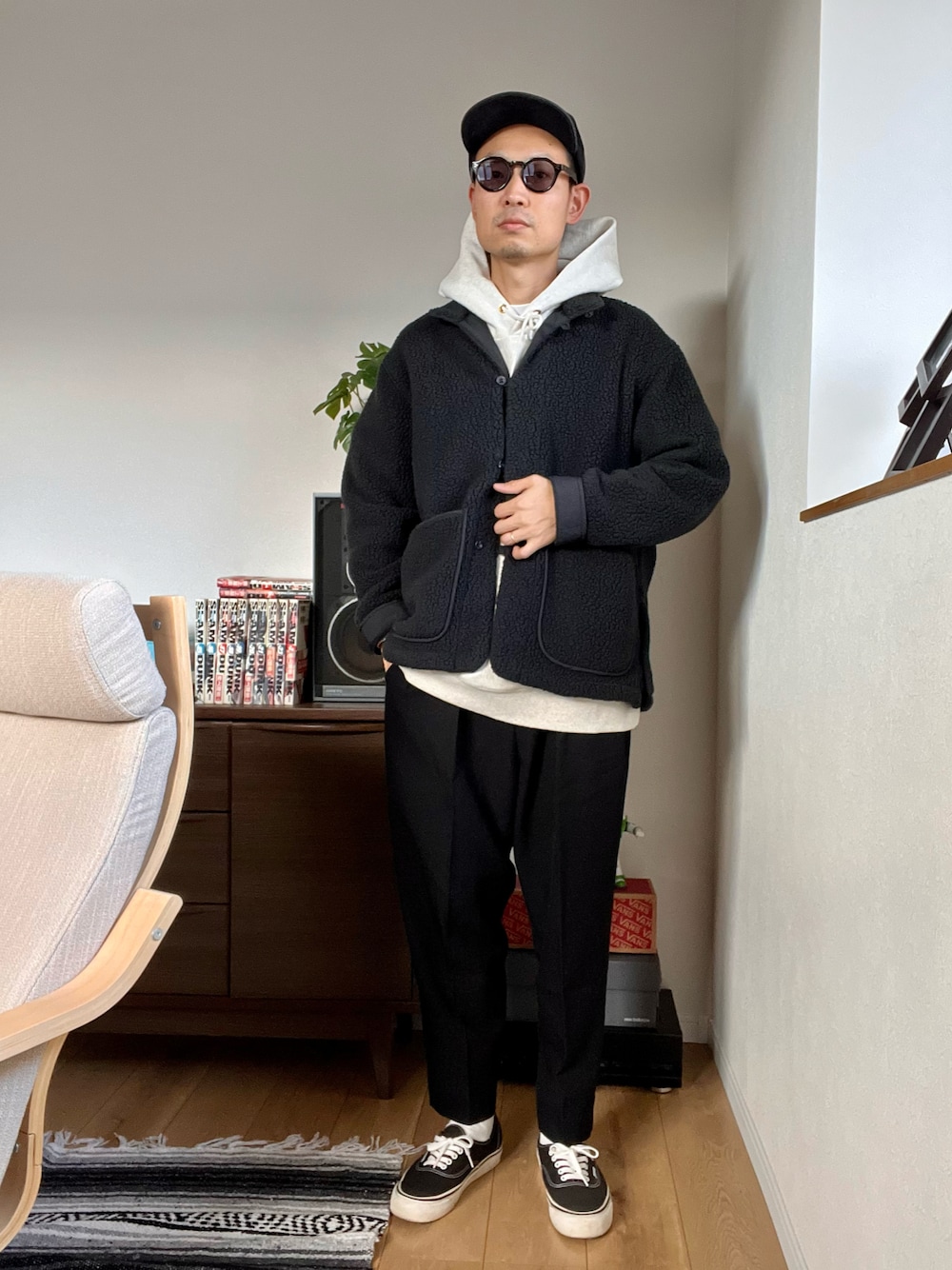 「大人カジュアル、メンズファッション、ストリート、シンプルコーデ、マイベストコーデ2023、カジュアル、スニーカー、パーカー、ストリートコーデ、古着MIX、スラックス、フリース、サングラス、お出かけコーデ」｜「TOMORROWLAND のアイテム（スラックス、ブラック系）」を使った、pyama13さん（メンズ・175cm）の冬コーディネートの1枚目の写真