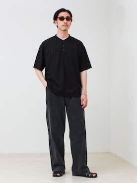 「GLOSTER（グロスター）のシアージャガード ヘンリーネックTシャツ（Tシャツ/カットソー、ブラック系）」を使った、OKAさん（メンズ・175cm）の春コーディネート