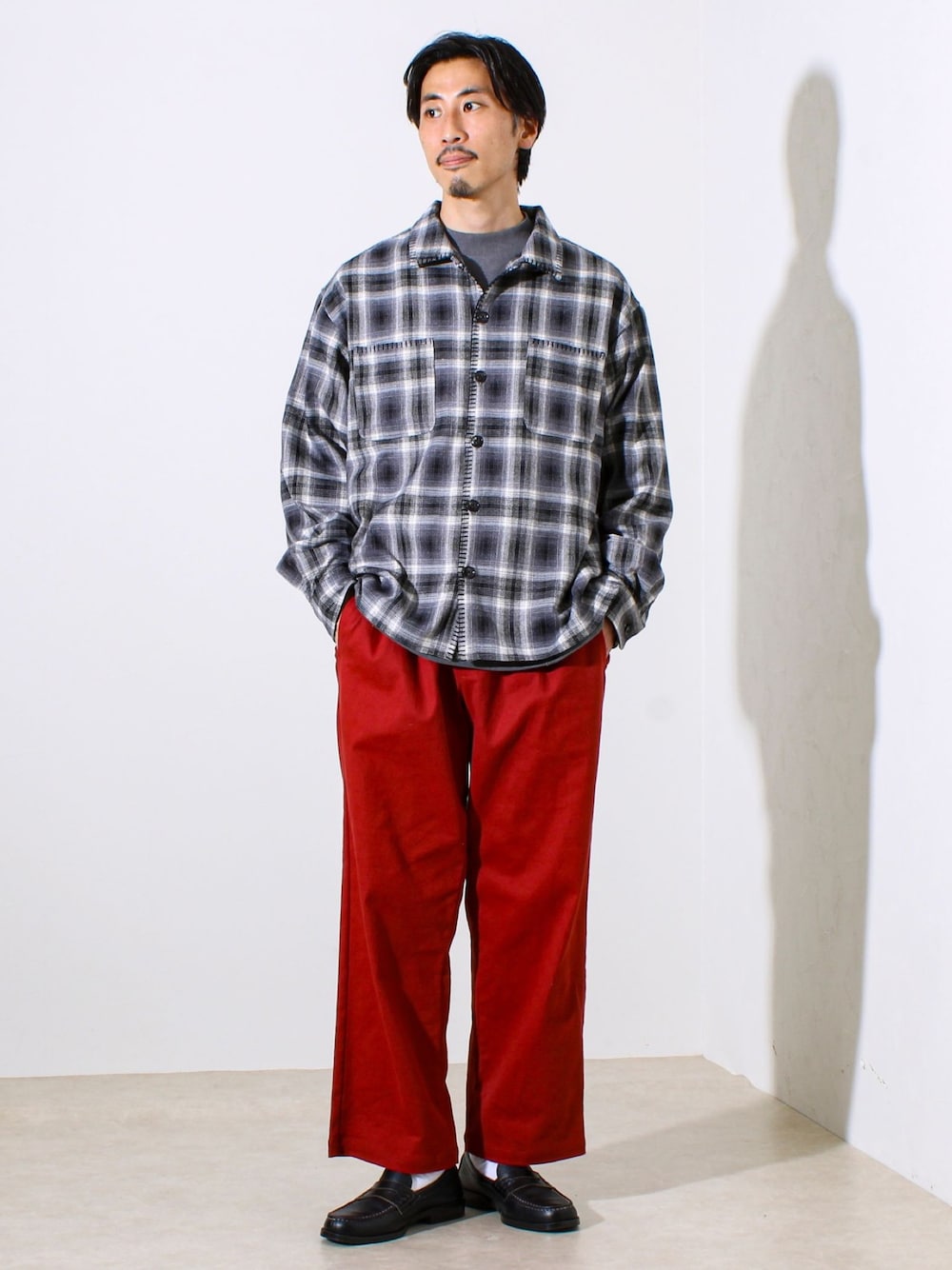 ブラック系のシャツ/ブラウス、グレー系のスウェット、レッド系のその他パンツを着用したメンズの秋コーディネートの1枚目の写真