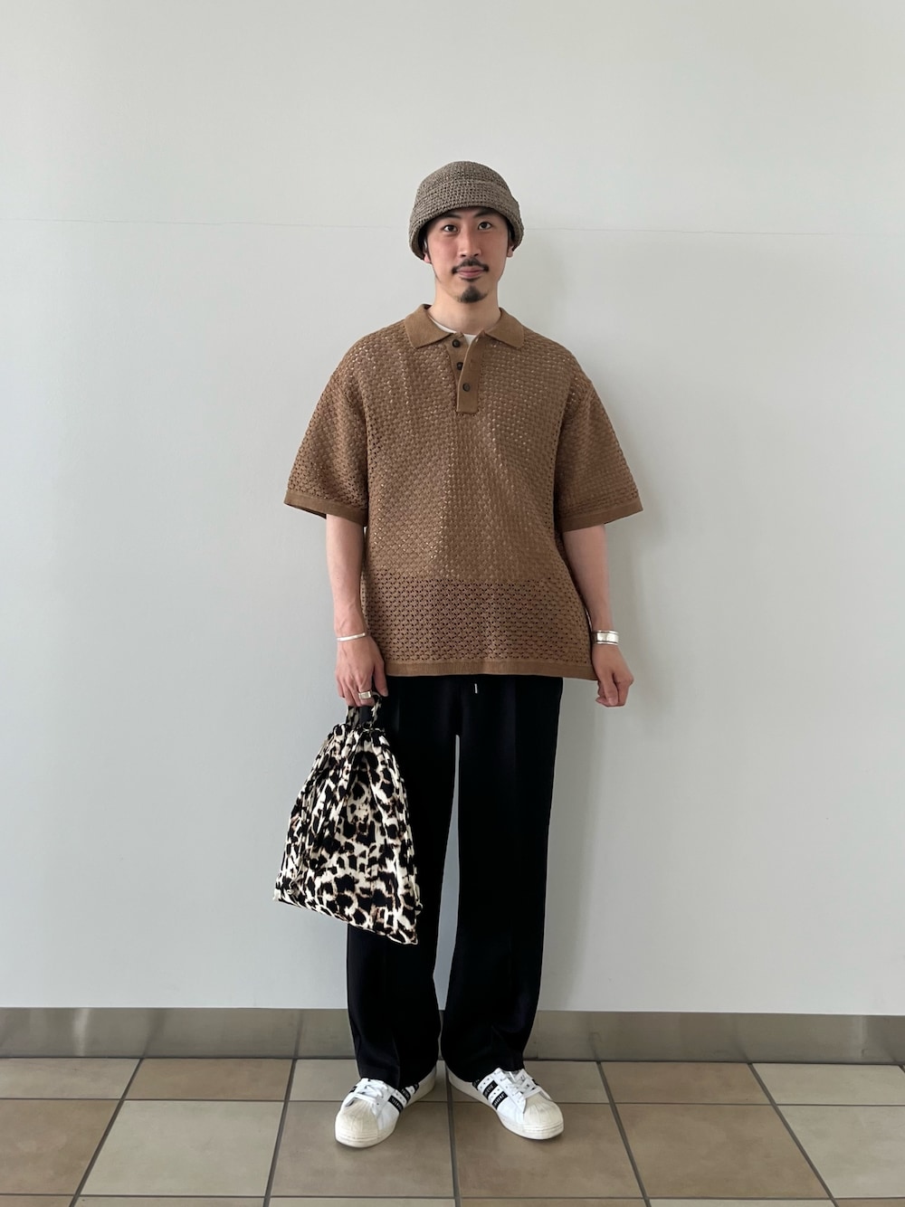 「ニット、ベージュ、トートバッグ、ゆるコーデ、休日スタイル、スラックス、adidas、アディダス、スニーカーコーデ、スニーカー、gloster、大人カジュアル、お洒落さんとつながりたい、ポロシャツ、春夏コーデ」｜「halo commodityの【halo commodity/ハロ コモディティー】Dale Dome Cap 手編みハット（ハット、ブラウン系）」を使った、OKAさん（メンズ・175cm）の春コーディネートの1枚目の写真