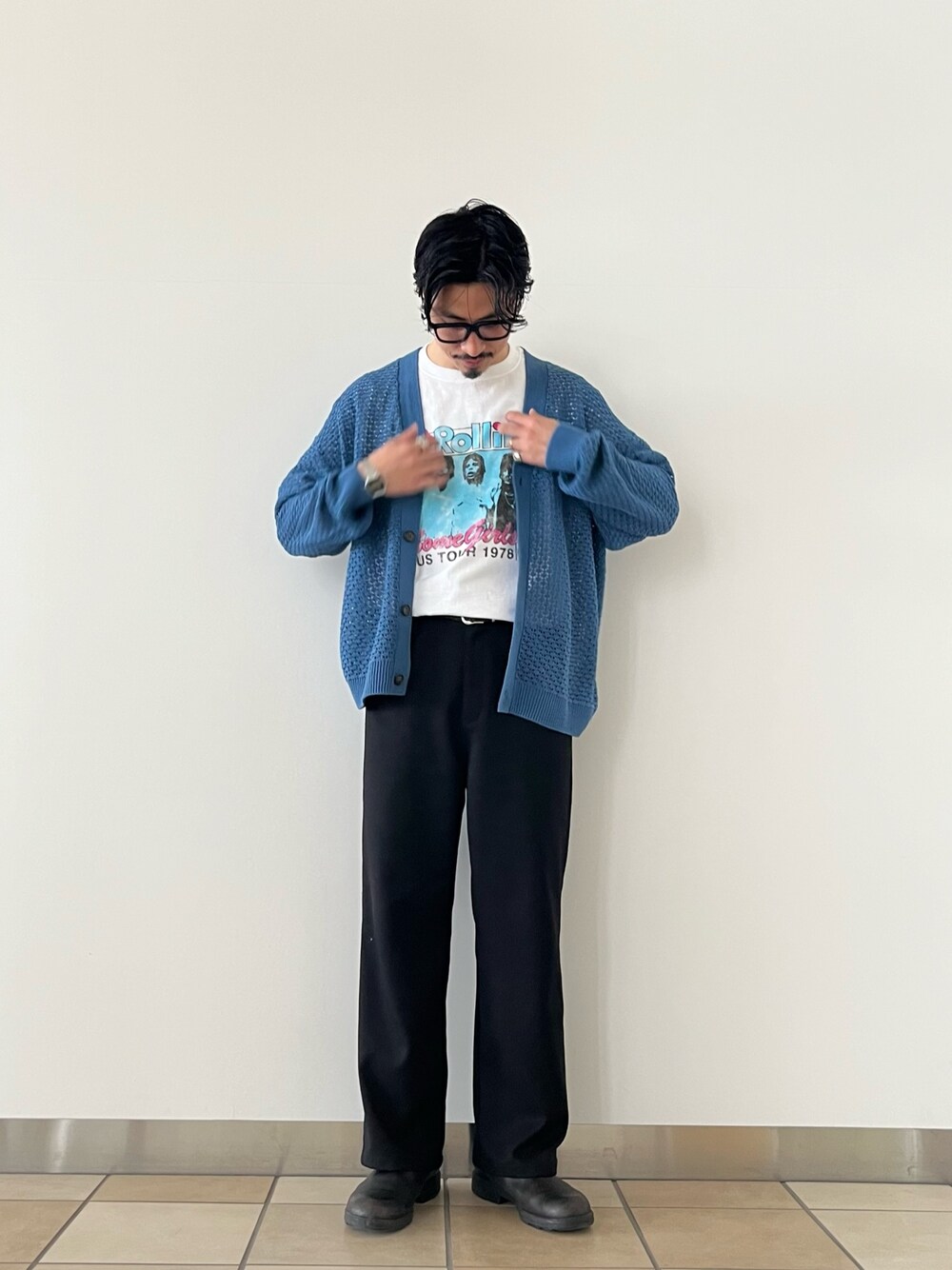 ブルー系のカーディガン/ボレロ、ブラック系のその他パンツ、ホワイト系のTシャツ/カットソーを着用したメンズの春コーディネートの1枚目の写真