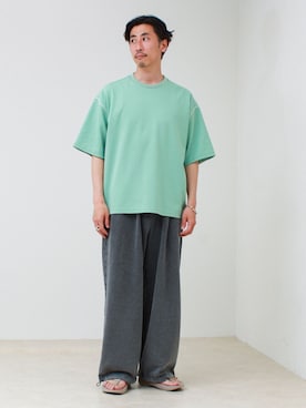 「GLOSTER（グロスター）の【セットアップ対応】カルゼラダーステッチ クルーネックTシャツ（Tシャツ/カットソー、グリーン系）」を使った、OKAさん（メンズ・175cm）の春コーディネート