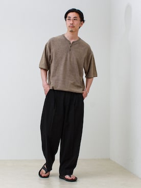 「GLOSTER（グロスター）の【主役になる1本】メランジワイドパンツ（その他パンツ、ブラック系）」を使った、OKAさん（メンズ・175cm）の春コーディネート
