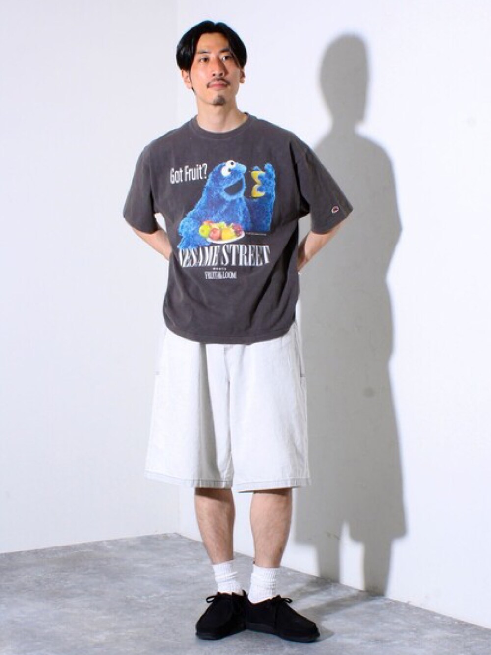 「ワイドパンツ、春夏コーデ、シンプルコーデ、休日スタイル、Tシャツ、お出かけコーデ、白パンツ、夏コーデ、プリントT、大人コーデ、ストリート、デニム、夏だ！Tシャツ着よう！、リラックススタイル、ゆるコーデ」｜「FRUIT OF THE LOOMの【SESAME STREET×FOTL】Photo T-Shirt C クルーネックプリントTシャツ（Tシャツ/カットソー、グレー系）」を使った、OKAさん（メンズ・175cm）の春コーディネートの1枚目の写真
