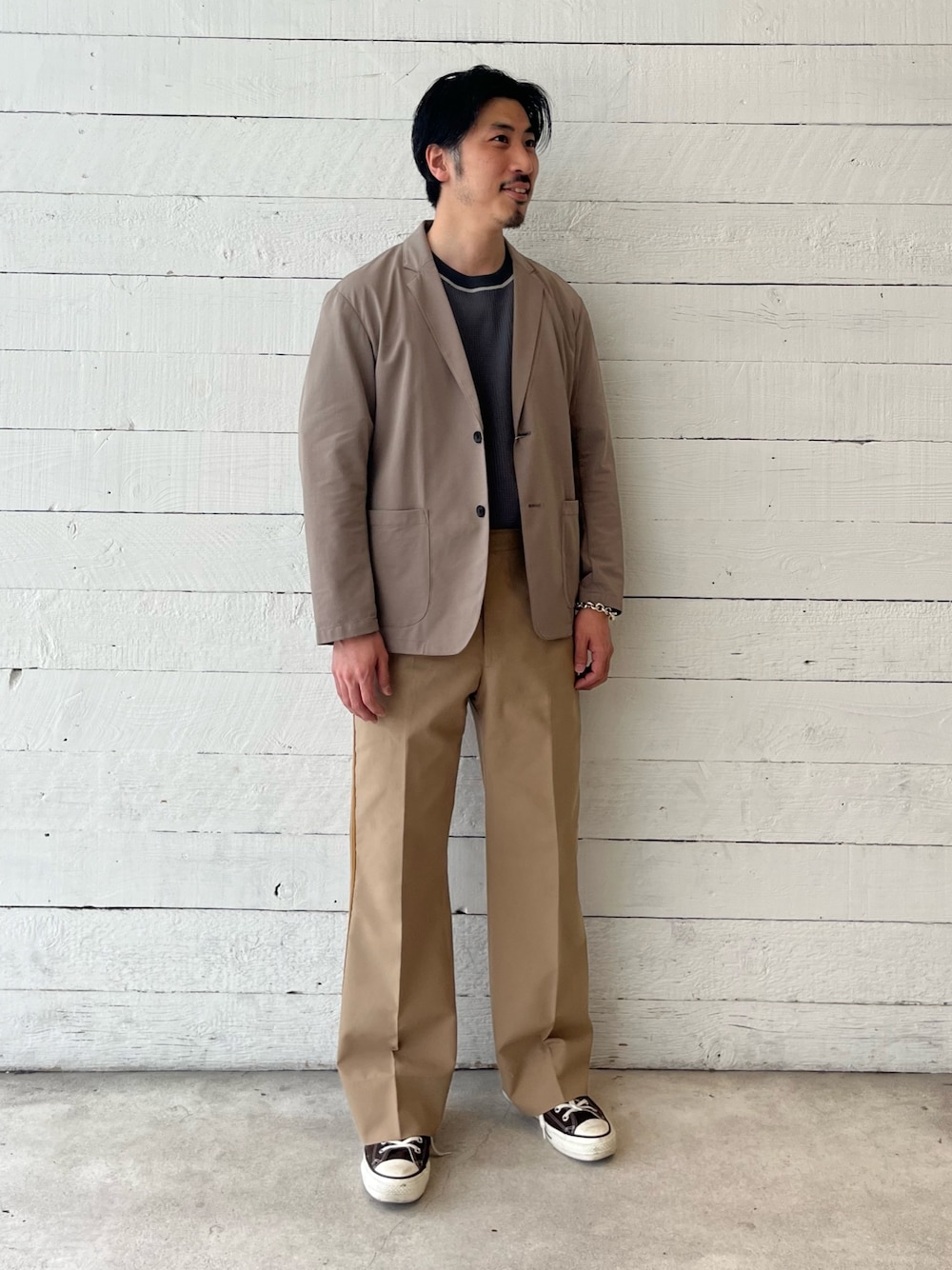 ブラウン系のテーラードジャケット、グレー系のTシャツ/カットソーを着用したメンズの春コーディネートの1枚目の写真