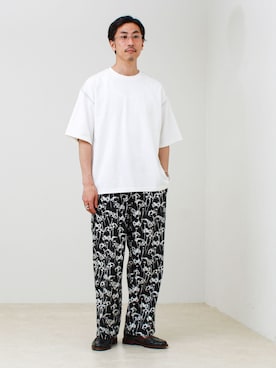 「GLOSTER（グロスター）の【セットアップ対応】カルゼラダーステッチ クルーネックTシャツ（Tシャツ/カットソー、ホワイト系）」を使った、OKAさん（メンズ・175cm）の春コーディネート