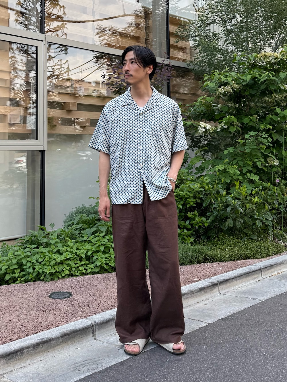 「柄シャツ、ワイドパンツ、サンダル、シャツスタイル、レイヤードスタイル、休日スタイル、お出かけコーデ、大人カジュアル、夏服、サンダルコーデ、夏、夏コーデ」｜「GLOSTERの【GLOSTER/グロスター】オールオーバーパターン シャツ 柄シャツ アロハシャツ オープンカラー（シャツ/ブラウス、ホワイト系）」を使った、OKAさん（メンズ・175cm）の春コーディネートの1枚目の写真