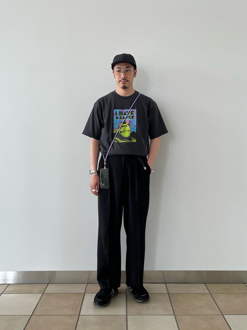 「TOY STORY、トイストーリー、Tシャツ、ディズニー、ディズニーコーデ、ワントーンコーデ、disney、ニューバランス、New Balance、gloster、夏コーデ、初夏コーデ、メガネ男子、シンプルコーデ、カジュアルコーデ」｜「halo commodityの【halo Commodity/ハロ コモディティー】Salt Path Cap ジェットキャップ（キャップ、ブラック系）」を使った、OKAさん（メンズ・175cm）の春コーディネートの1枚目の写真