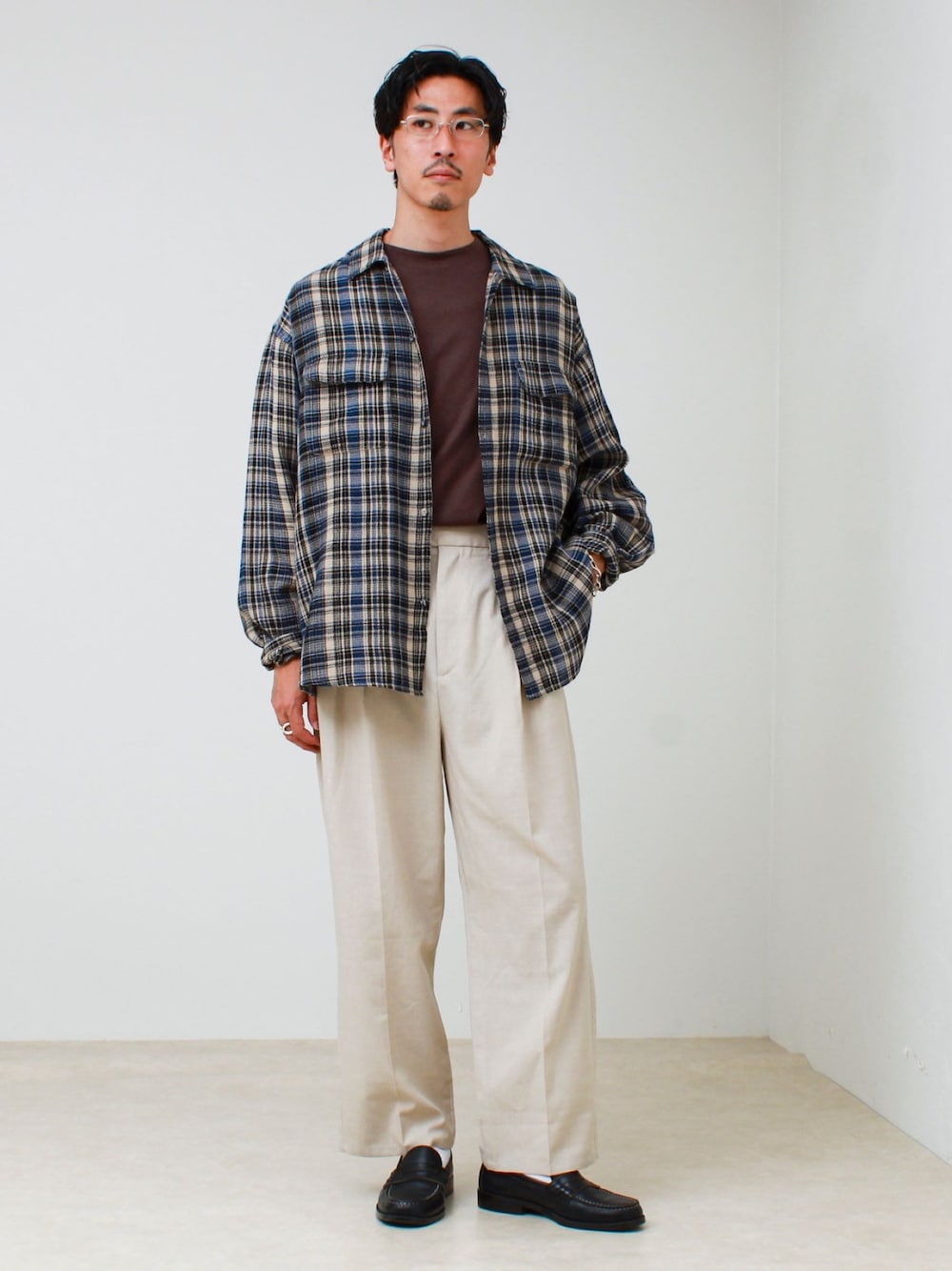 ブルー系のシャツ/ブラウス、ブラウン系のTシャツ/カットソーを着用したメンズの夏コーディネートの1枚目の写真